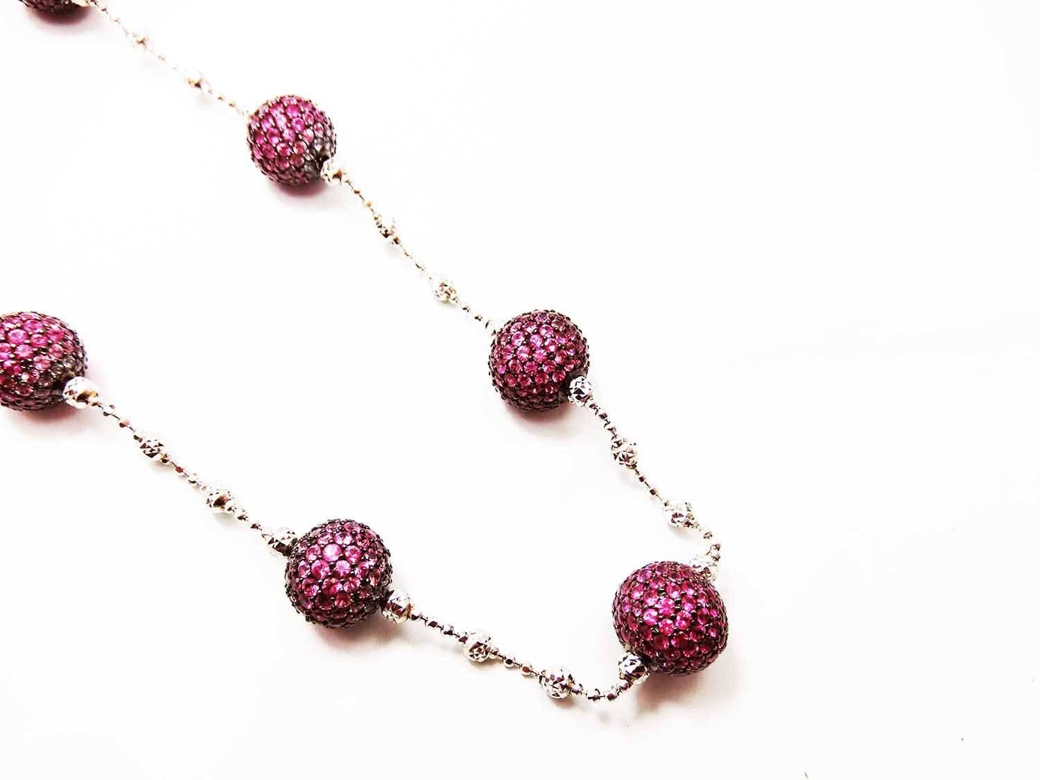 Collier boule en or blanc 18 carats avec saphirs de couleur graduée et or jaune Neuf - En vente à Bangkok, TH