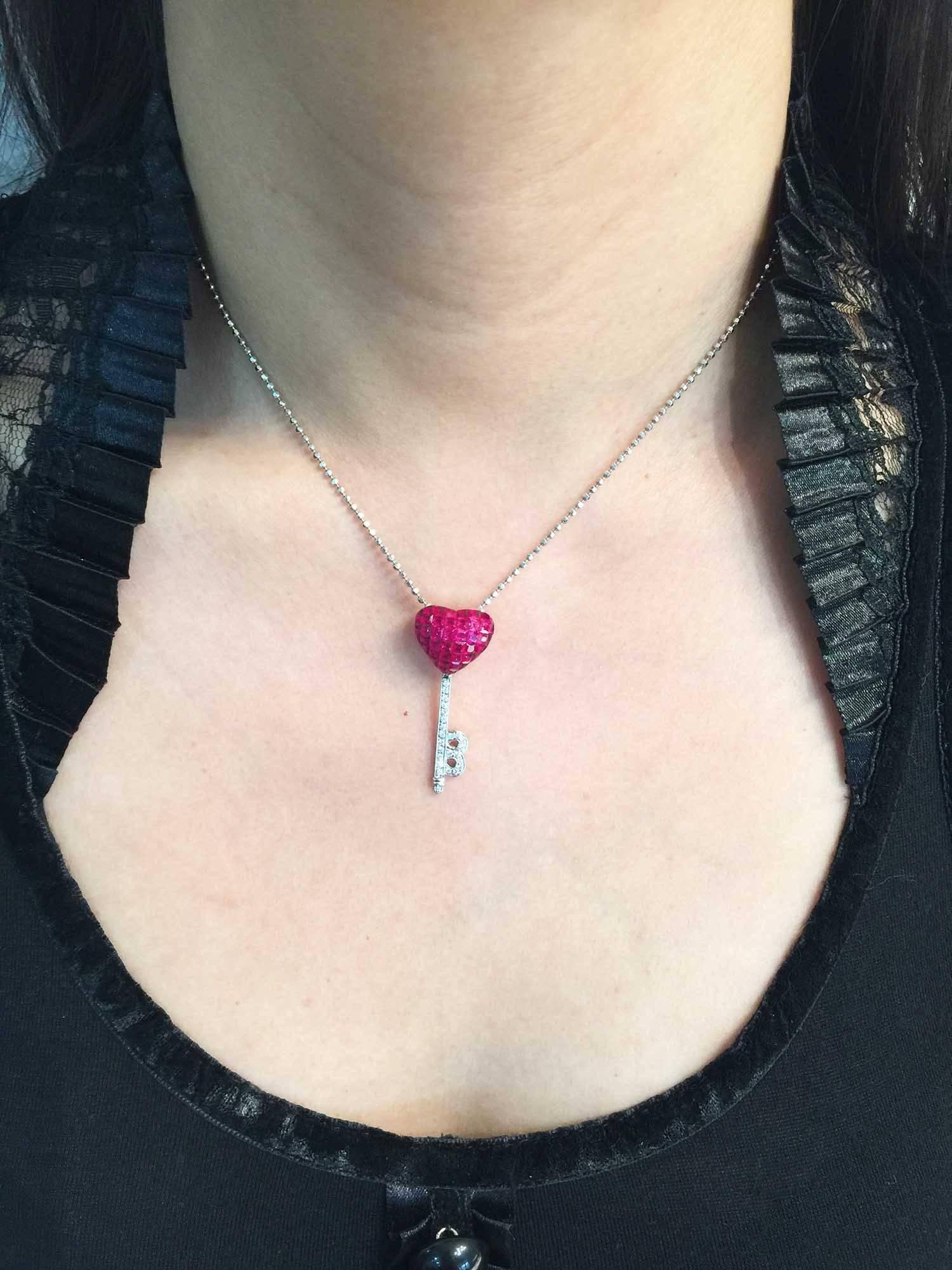 Ruby Diamond Gold Heart Key Pendant Necklace In New Condition In Bangkok, TH