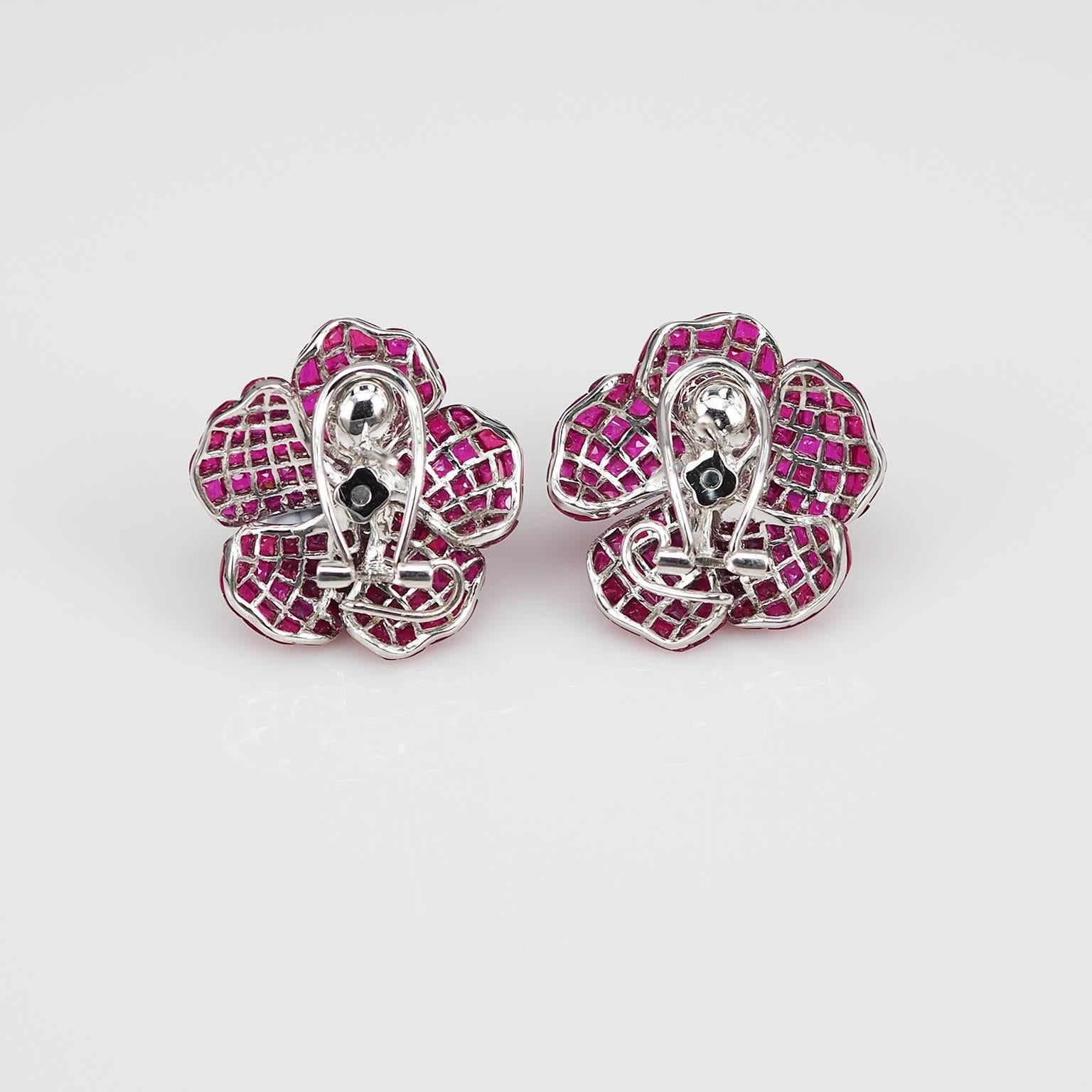 White Gold Ruby Diamond Flower Stud Earrings In New Condition In Bangkok, TH