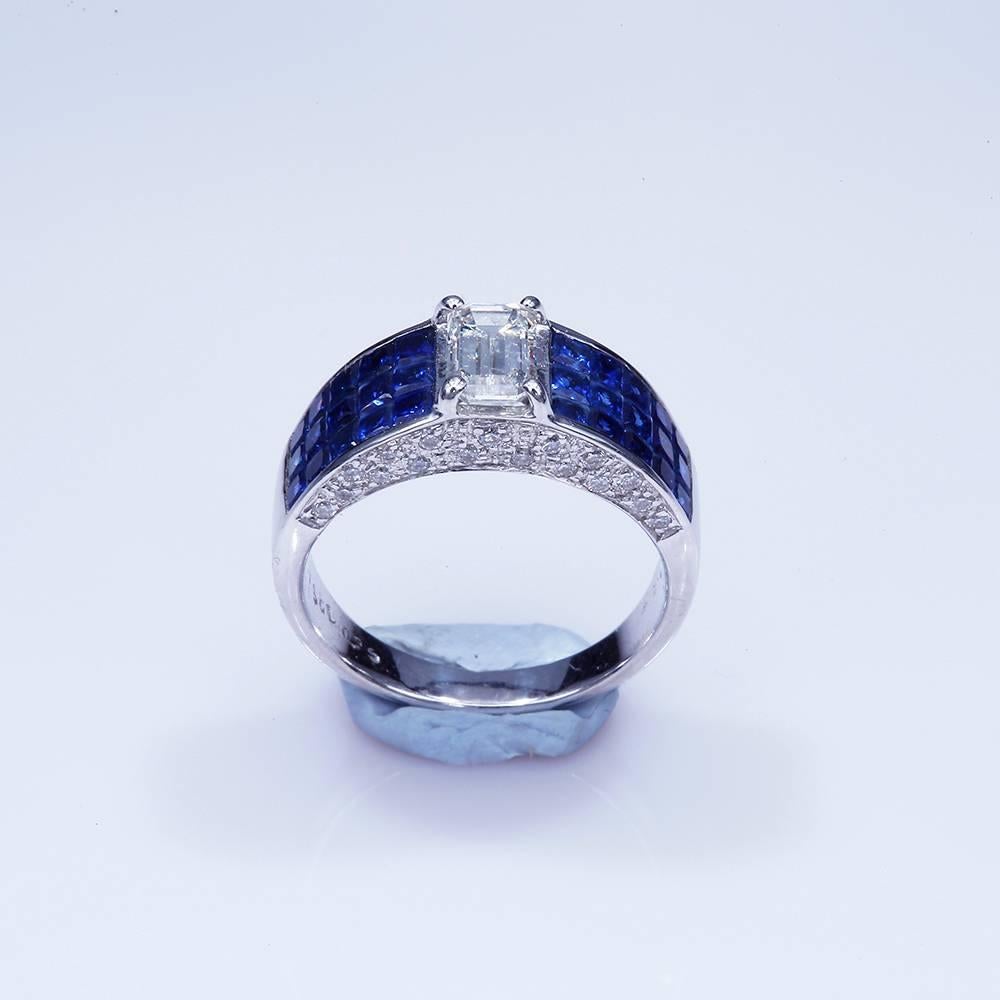 La bague diamant taille émeraude avec saphir utilise un saphir de qualité supérieure en sertissage invisible. Nous sertissons la pierre à la perfection car nous sommes des professionnels de ce type de sertissage depuis plus de 40 ans. L'invisible