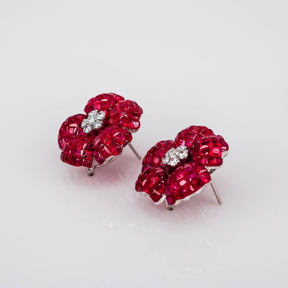 Pendientes de clip invisibles de oro de 18 quilates con diamantes y rubíes

Rubí de la mejor calidad en engaste invisible.engarzamos la piedra a la perfección ya que somos profesionales en este tipo de engaste desde hace más de 40 años.el engaste