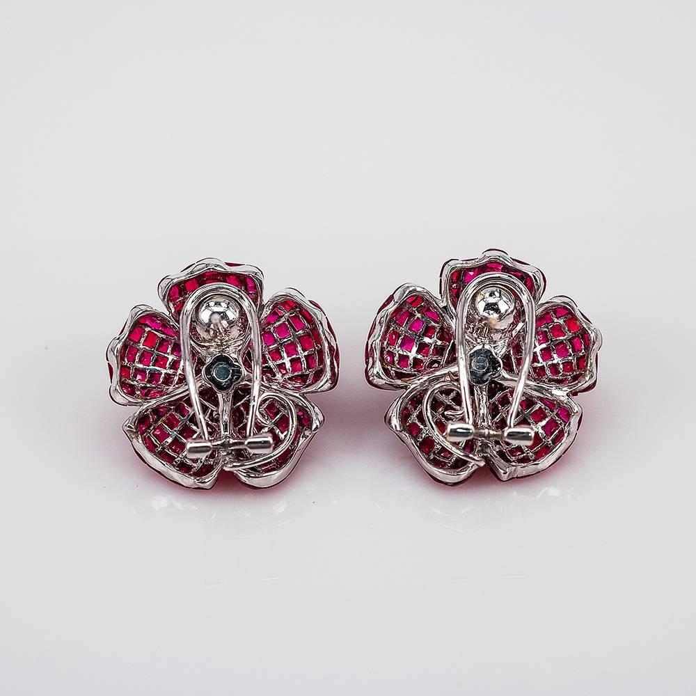 Moderne Boucles d'oreilles invisibles en or blanc 18 carats avec diamant et rubis en vente