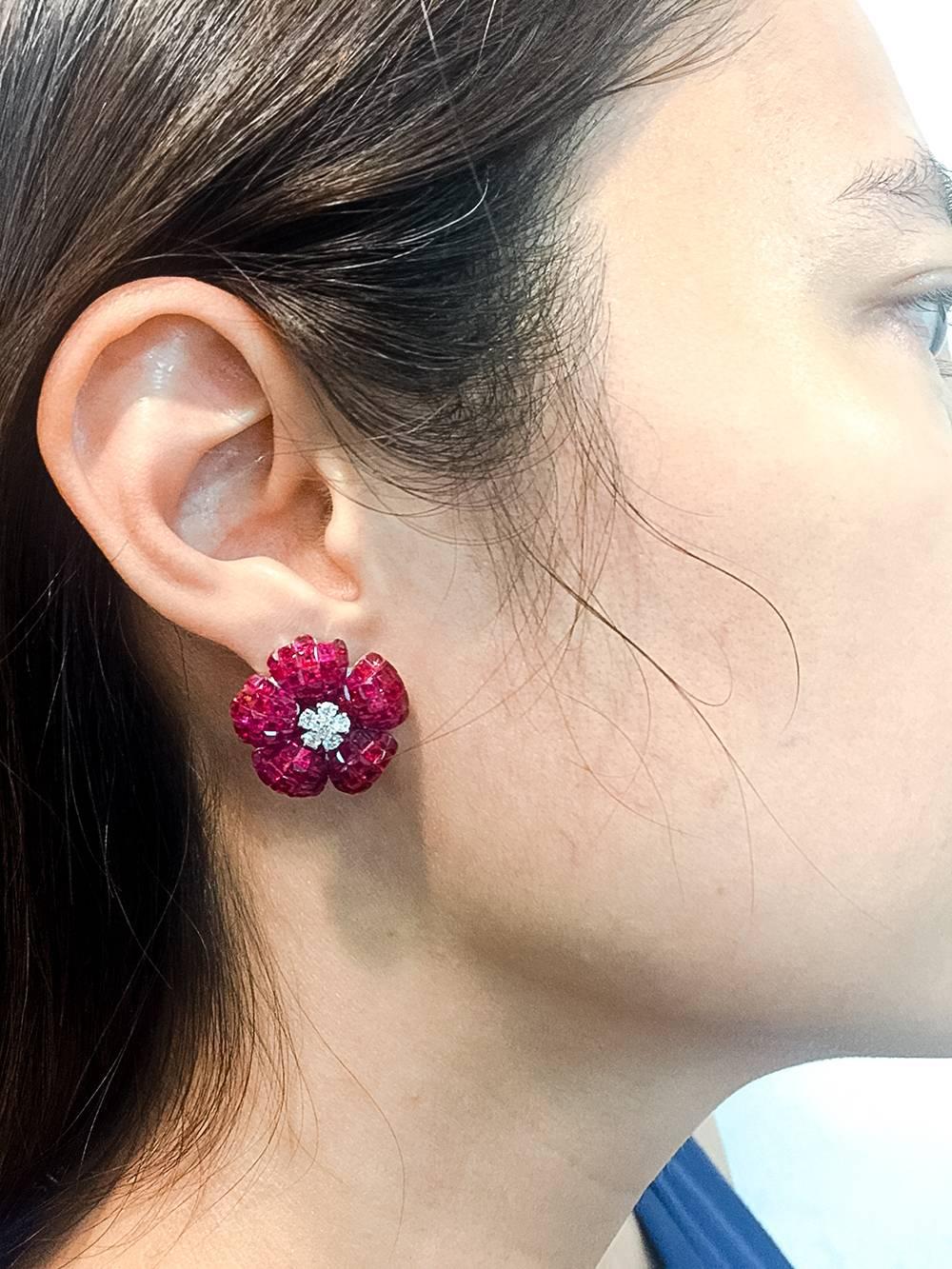 Boucles d'oreilles invisibles en or blanc 18 carats avec diamant et rubis Neuf - En vente à Bangkok, TH