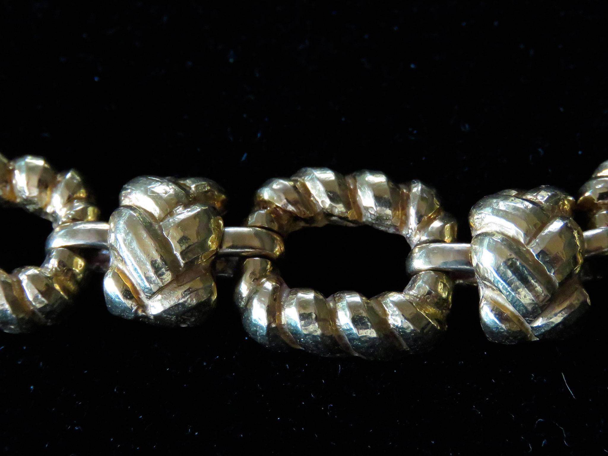 1970s D. WEBB Beaten 18 K Gold Neclace Interlinked Rings and Plaited Barrettes In Good Condition In Beziers, FR