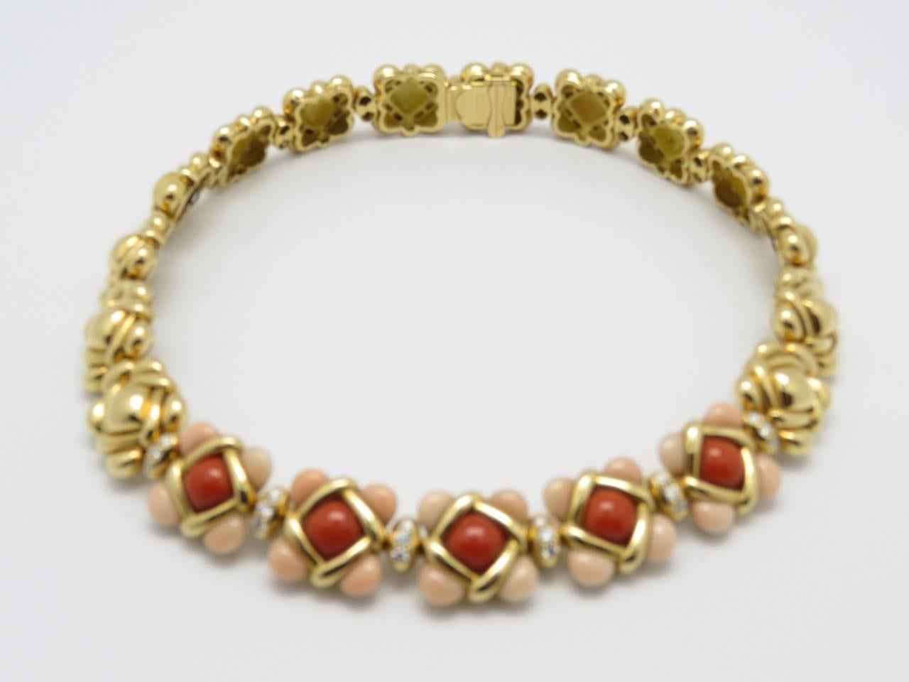 1970s Van Cleef& Arpels Coral Diamond Yellow Gold Necklace. In Excellent Condition In Beziers, FR