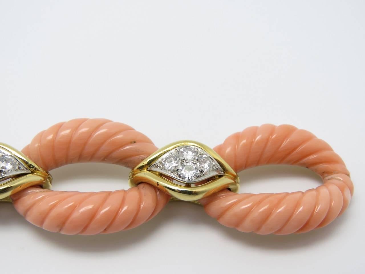 1970s O.J Perrin Paris Coral Diamond Yellow gold Bracelet. In Excellent Condition For Sale In Beziers, FR