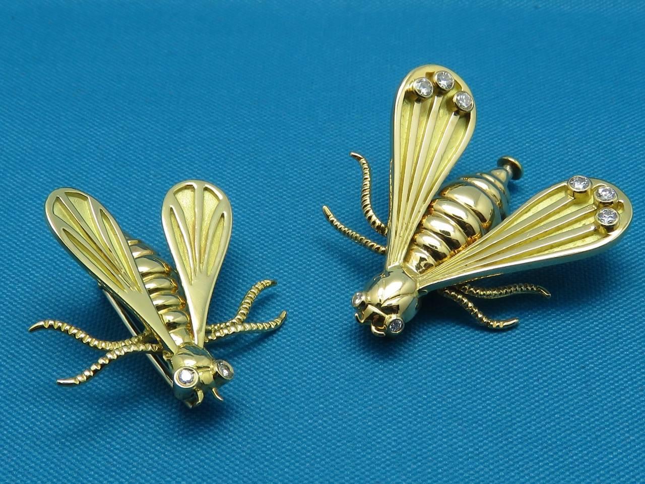Chaumet Paris "Bees" , two small clips in yellow gold,diamond representing Bee.
Measurements:
First Pin: 1.06 in W x 1.06 L
Second Pin: 0.94 in W x 1.18 in L
Weight: 12.20 Grams