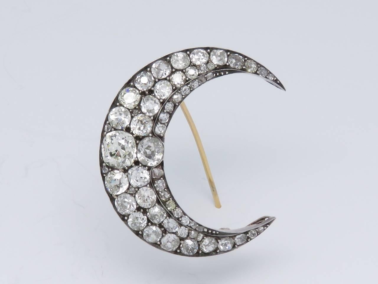 A beautiful example of a crescent brooch typical of the art Nouveau period
Set in silver and 18k yellow gold.
Diamond:
Weight: 9 carats in total.

French Make

Measurements:
Length: 17.32 inches ( 44mm )
Width :  17.32 inches ( 44mm)
Weight: 13.85