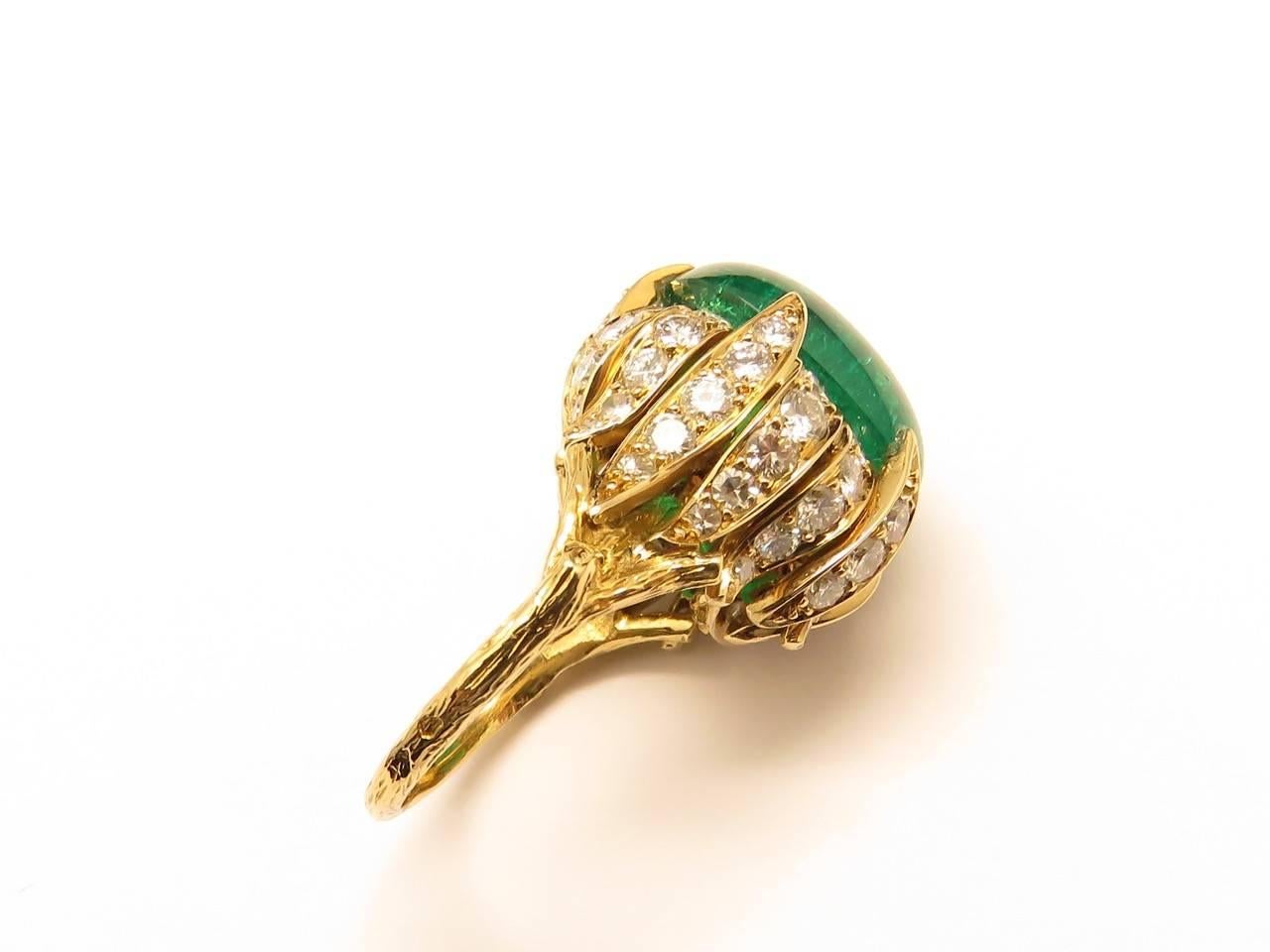 Yellow gold ring embed with an emerald cabochon set as flammed diamonds brilliant cut , the finger  part is chiseled with branches.
Around 1960.
Signed by Sterlé Paris
Colombian Emerald Certified L.F.G Paris 2017
Ring Size: Us 6 ( T52 )
Weight: