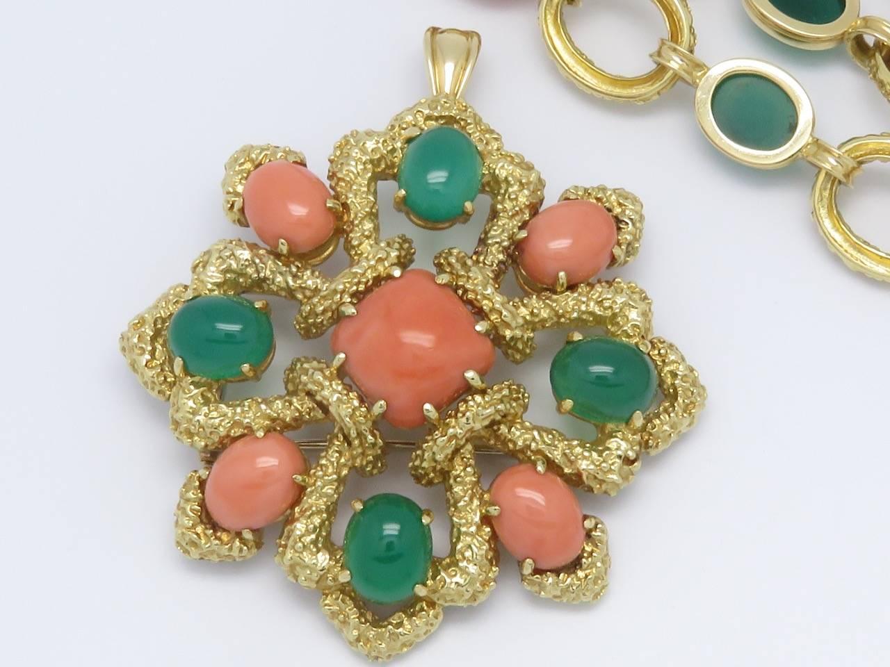 French Cut Van Cleef & Arpels Vintage Delphe Coral Agate Gold Necklace Bracelet Brooch For Sale