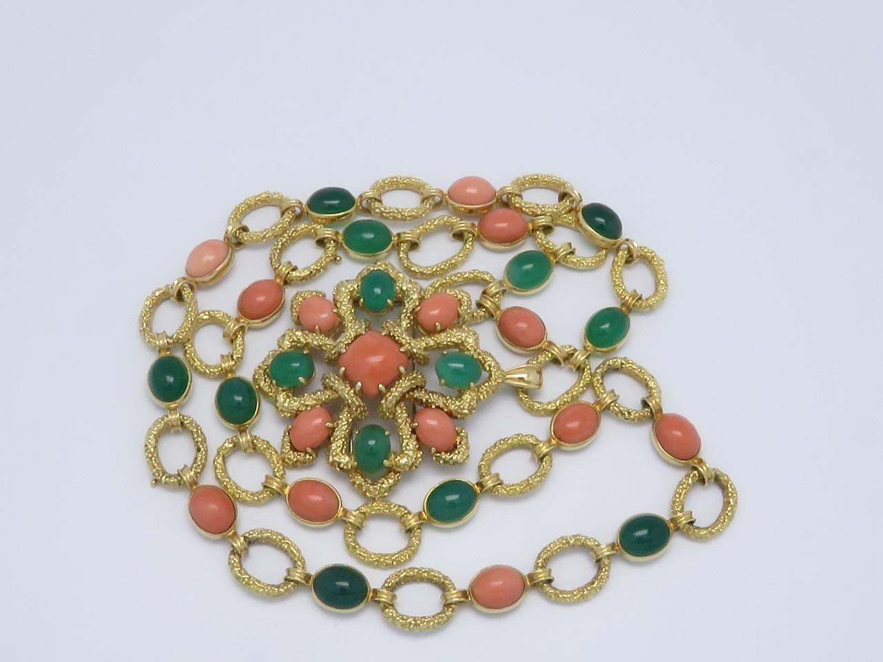 Van Cleef & Arpels Vintage Delphe Coral Agate Gold Necklace Bracelet Brooch In Good Condition For Sale In Beziers, FR