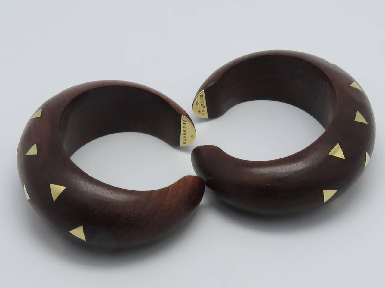 Set of Two Van Cleef & Arpels Rosewood Wood Gold Cuff Bracelets In Excellent Condition For Sale In Beziers, FR