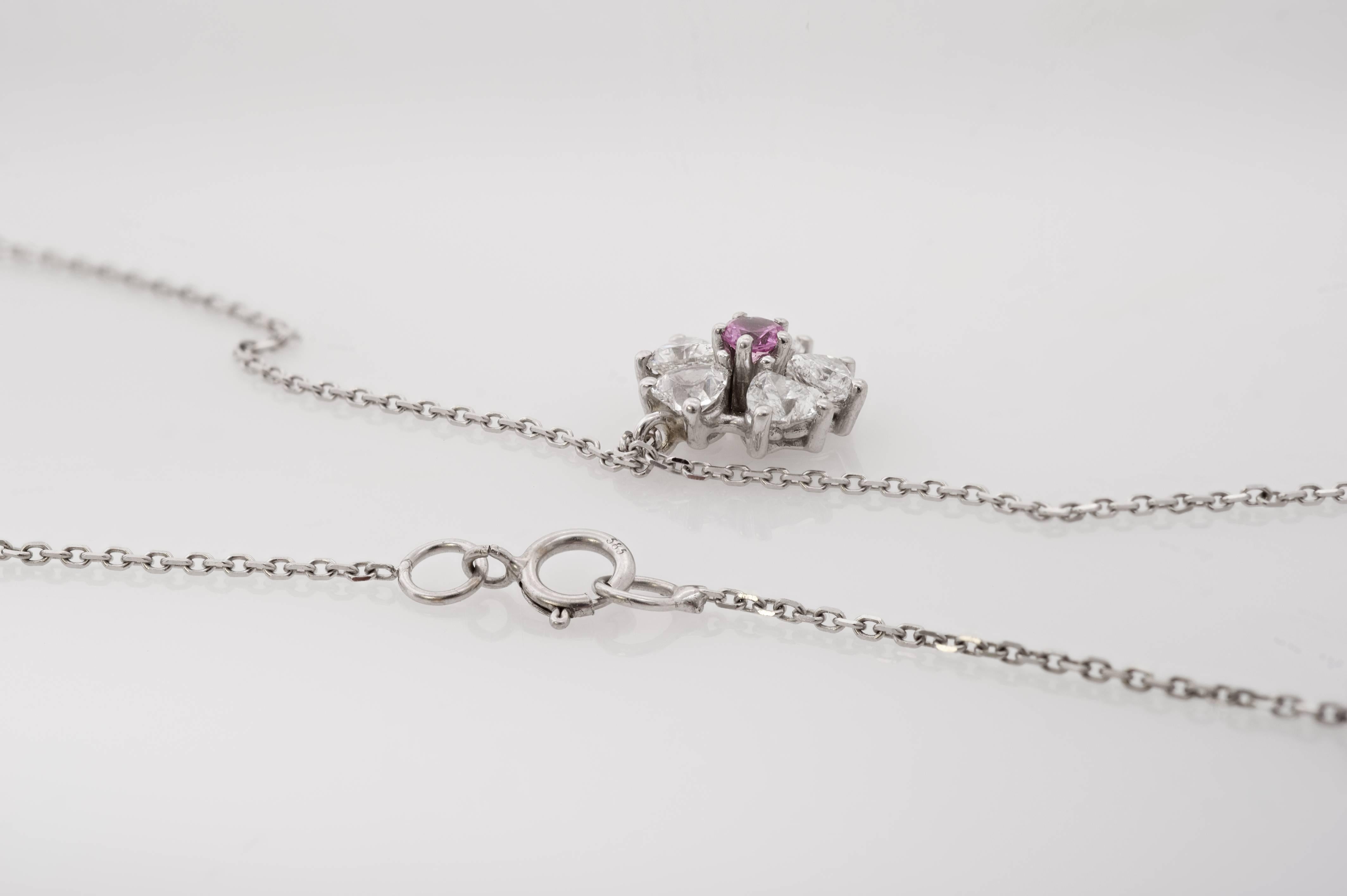 Blumenmotiv-Diamant-Anhänger mit ideal geschliffenen herzförmigen Diamanten  Damen im Angebot