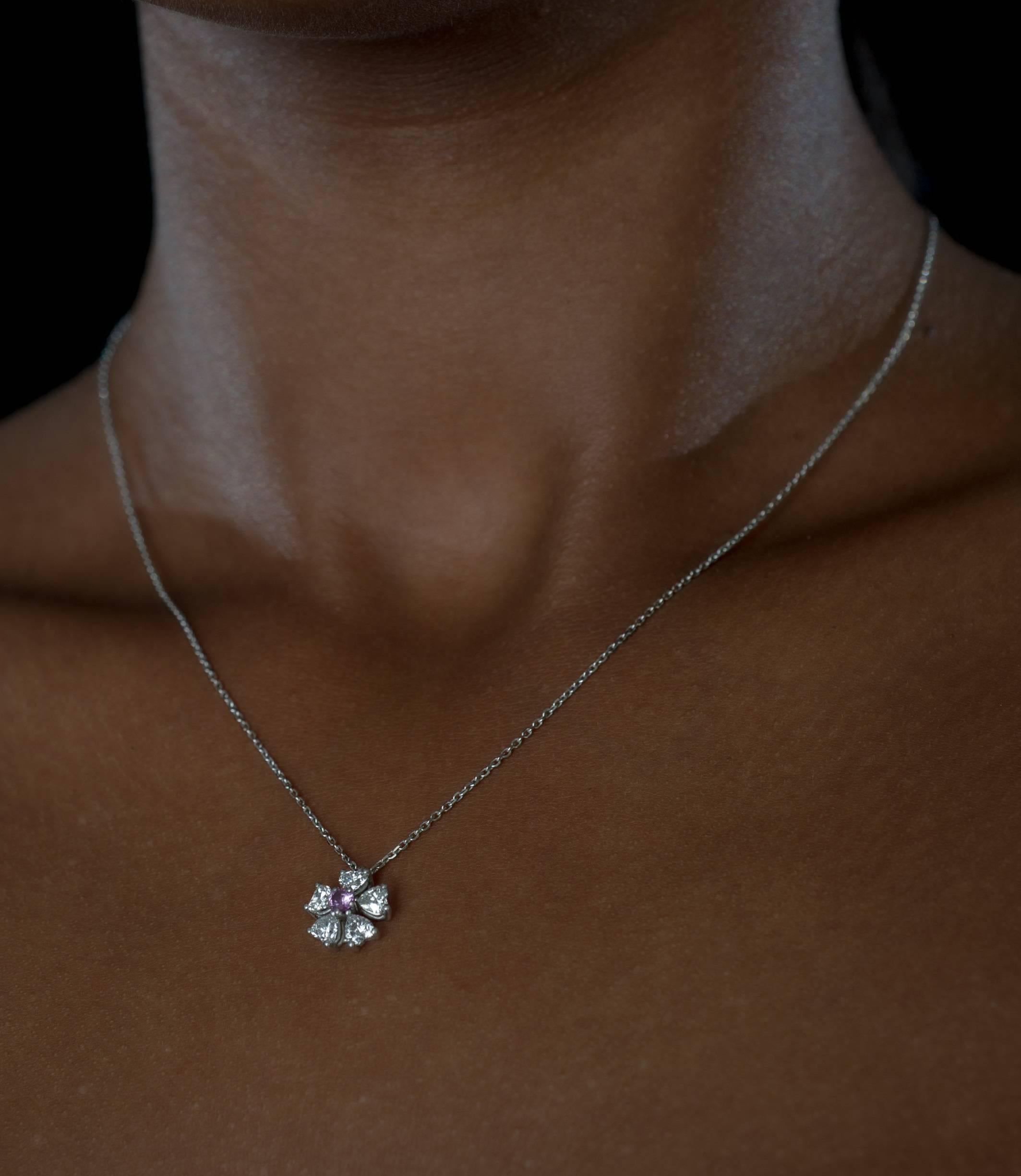 Blumenmotiv-Diamant-Anhänger mit ideal geschliffenen herzförmigen Diamanten  (Romantik) im Angebot