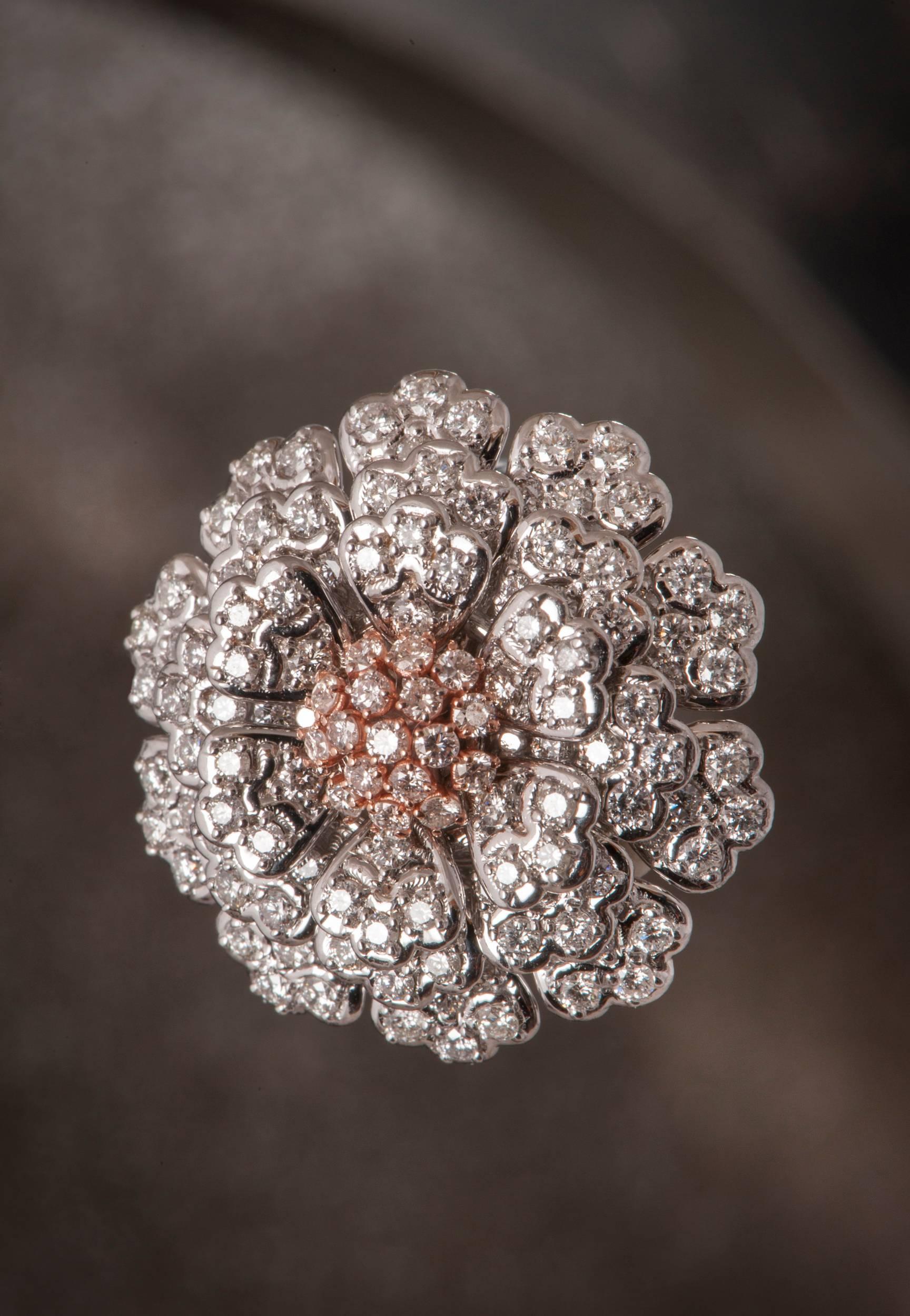 Cette romantique bague à grappe de diamants à fleurs est fabriquée à la main en or blanc et rouge 18 carats massif.  Certifié EGL. 
Cette bague intemporelle unique en son genre est sertie de 167 diamants ronds de taille brillant de haute couleur