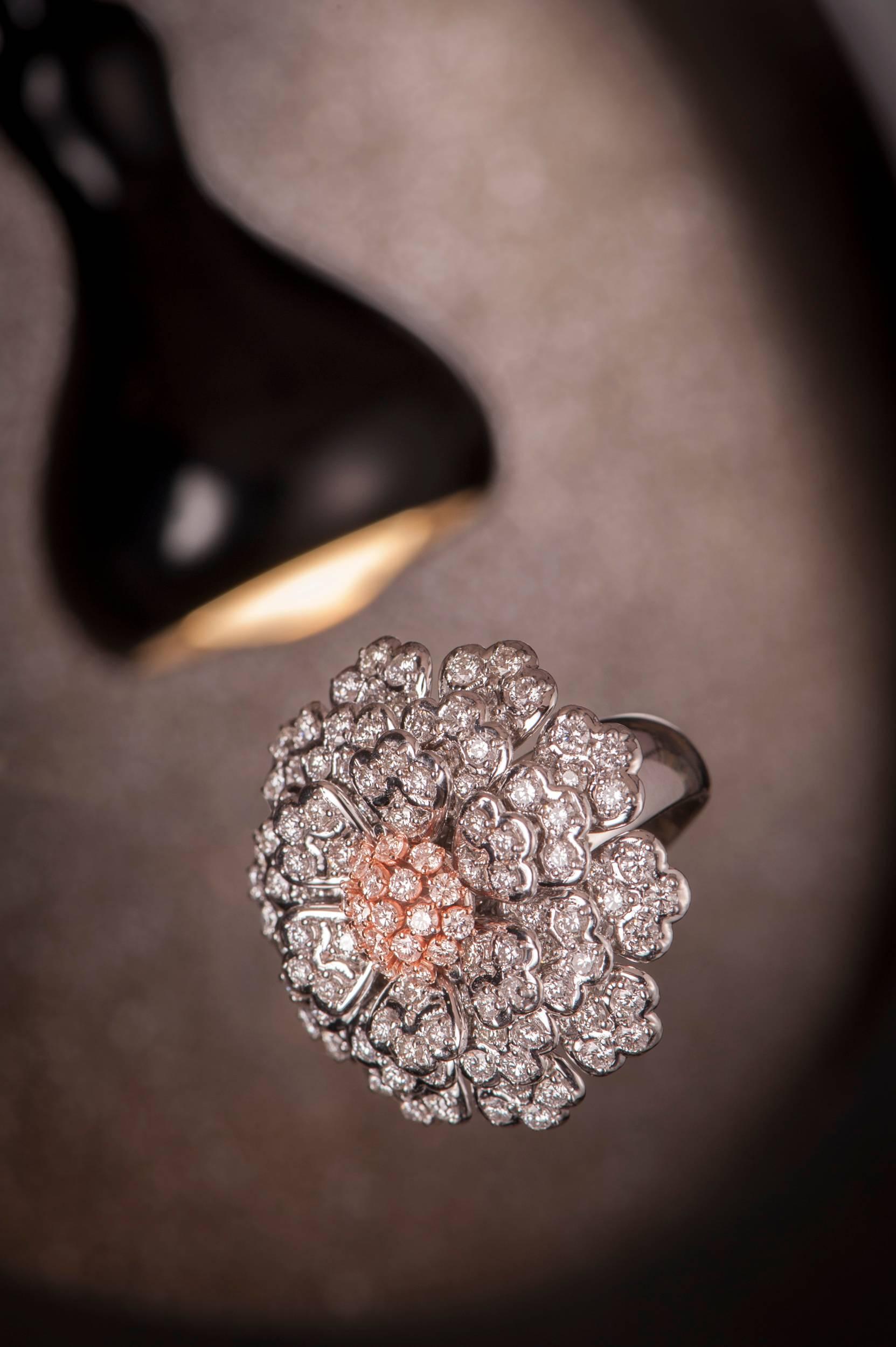 EGL-zertifizierter floraler Diamant-Cluster-Ring mit 18 Karat Weiß- und Rotgold  im Angebot 3