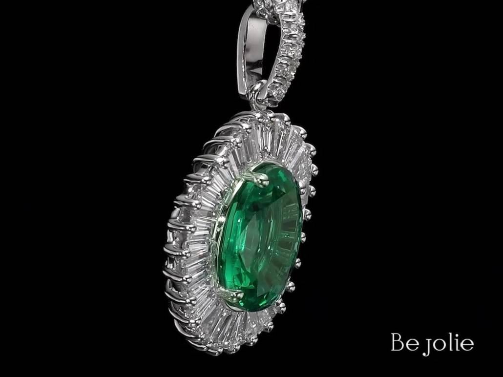 Art Deco  2.18 Carat Natural Emerald & Diamond Ballerina Style Pendant Necklace For Sale