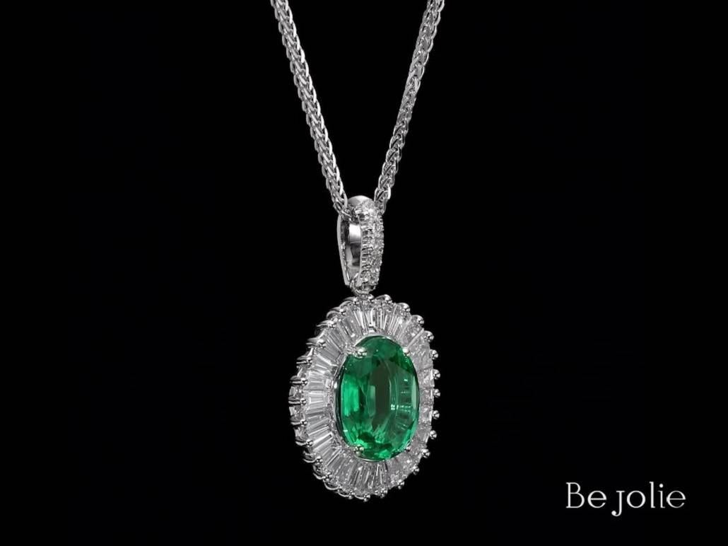 Women's or Men's  2.18 Carat Natural Emerald & Diamond Ballerina Style Pendant Necklace For Sale