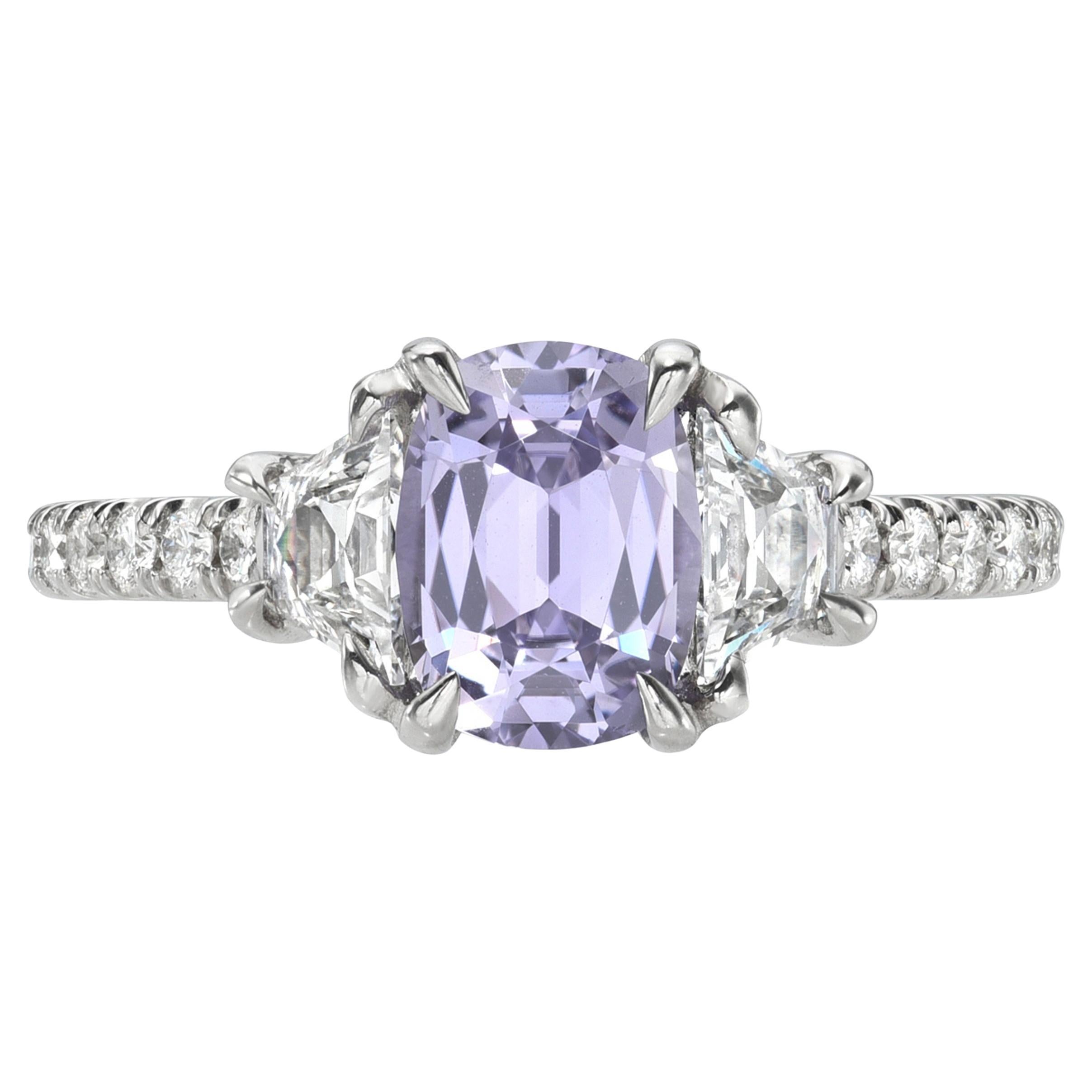 Anello di fidanzamento in platino con zaffiro lavanda non riscaldato, trapezio e diamanti rotondi