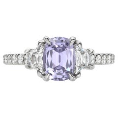 Anello di fidanzamento in platino con zaffiro lavanda non riscaldato, trapezio e diamanti rotondi