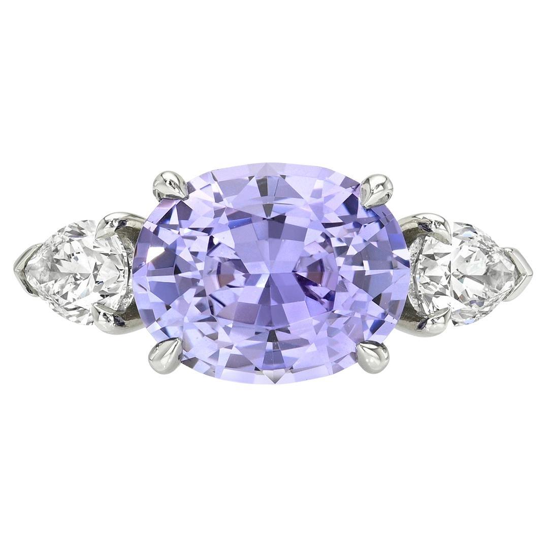 3(32) Saphir ovale violet bleuâtre et diamant Bague trois pierres en platine - GIA en vente