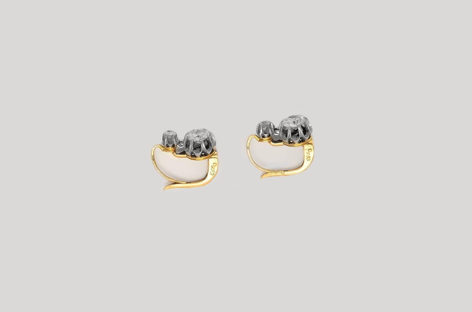Made of gold 18 Kts. backed and platinum topped tow-stone earrings. Each earring centers one bigger old European-cut diamond weighing 0´60 carats aprox., suspended from one smaller old European-cut diamond weighing 0´10 carats aprox. French assay