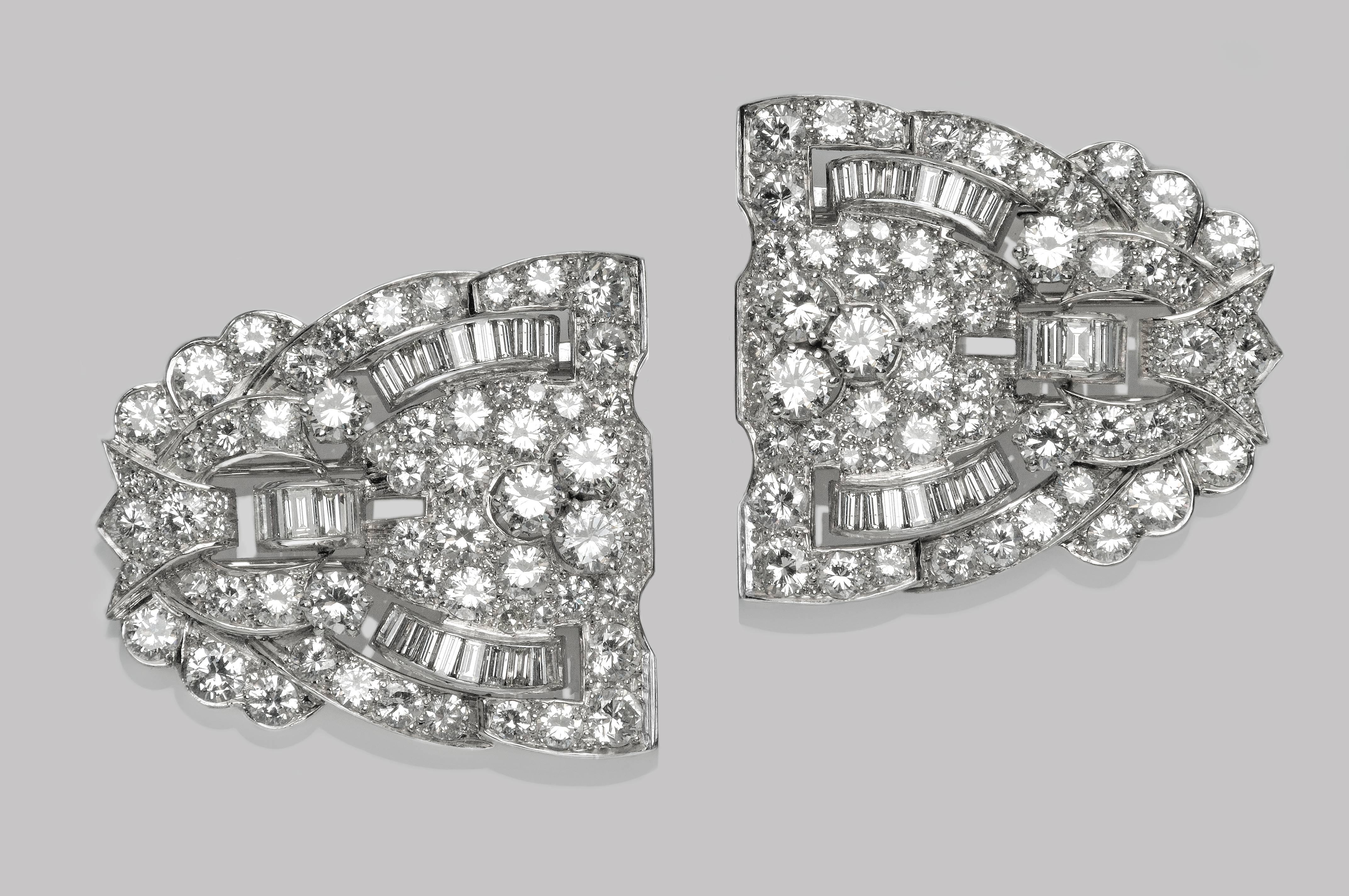 This Double Clip Brooch has a beautiful geometric design. It´s made of Platinum with brillant cut-diamonds and baguettes weighing 20 carats aprox. This elegant piece can be worn as a single brooch, or two separate and distinct clips.
French assay