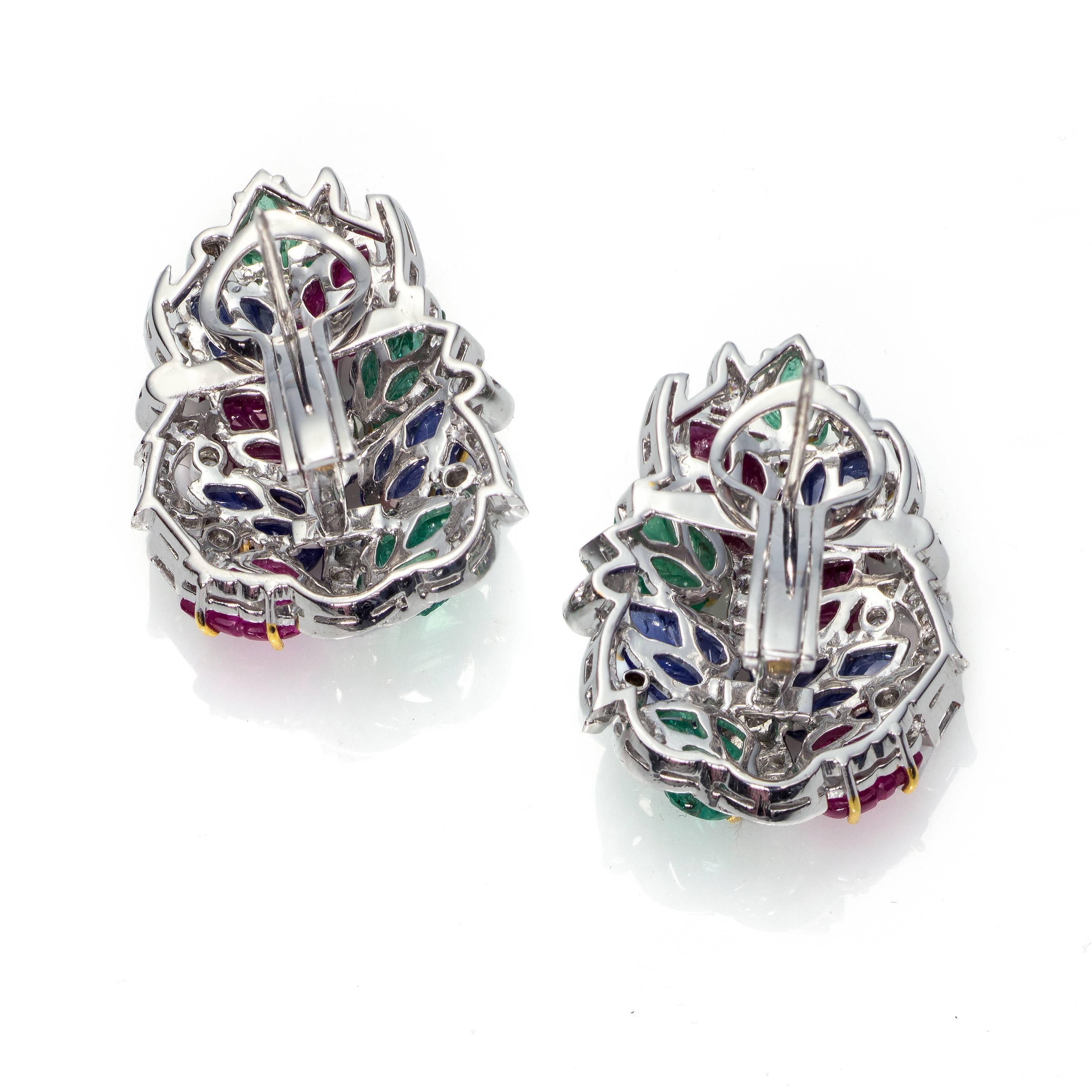 Made of White Gold 18 Kts. further set with carved Emeralds weighing 3´30 Carats, carved Rubies weighing 
4´50 Carats, carved Sapphires weighing 4´60 Carats and baguette diamonds and brillant cut-diamonds weighing 1´50 Carats
