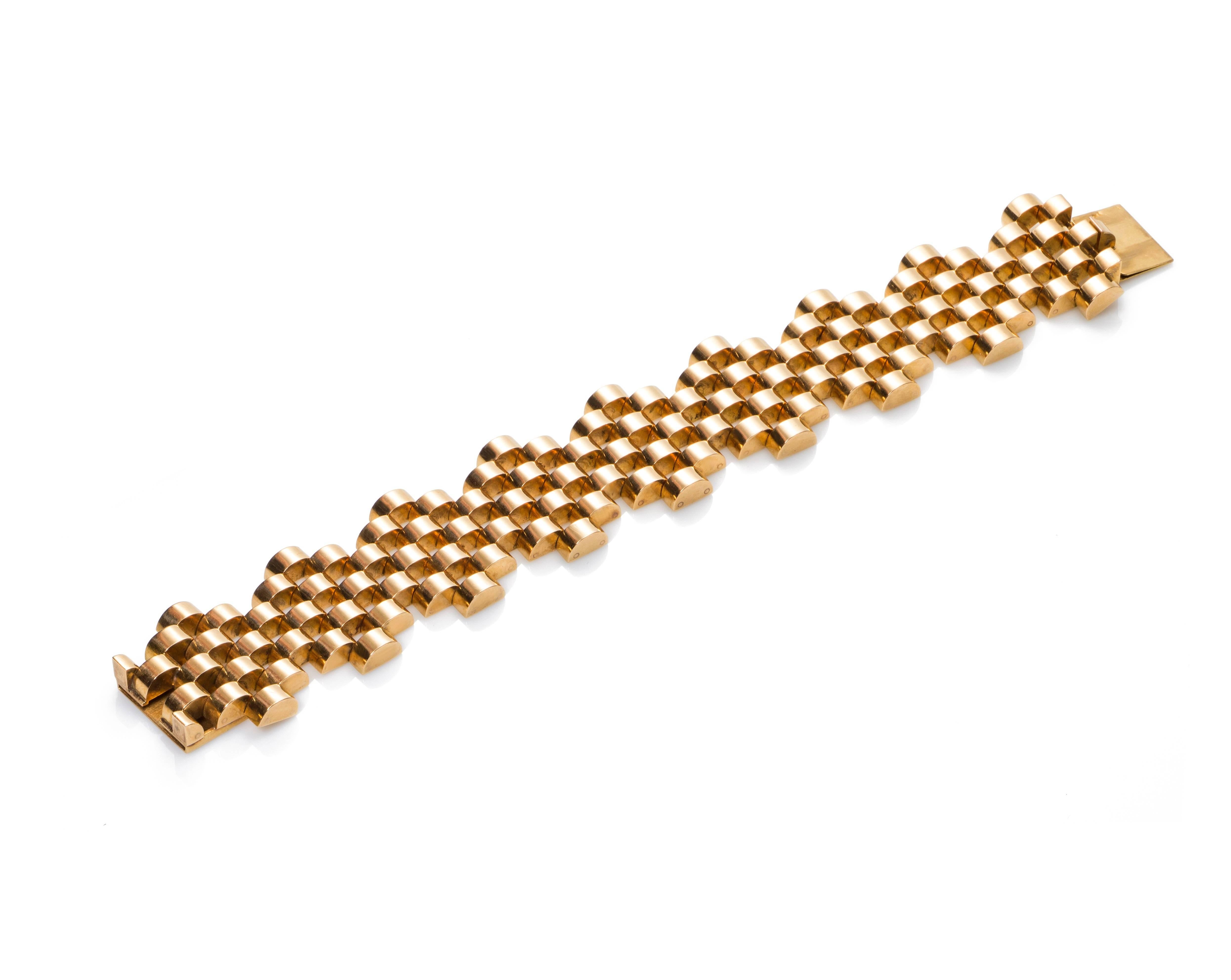 This bracelet has a beautiful design and it´s made of Yellow Gold 18 Kts. 
It´s a great example of Retro jewelry from the late 1940s-1950s
French assay marks.
