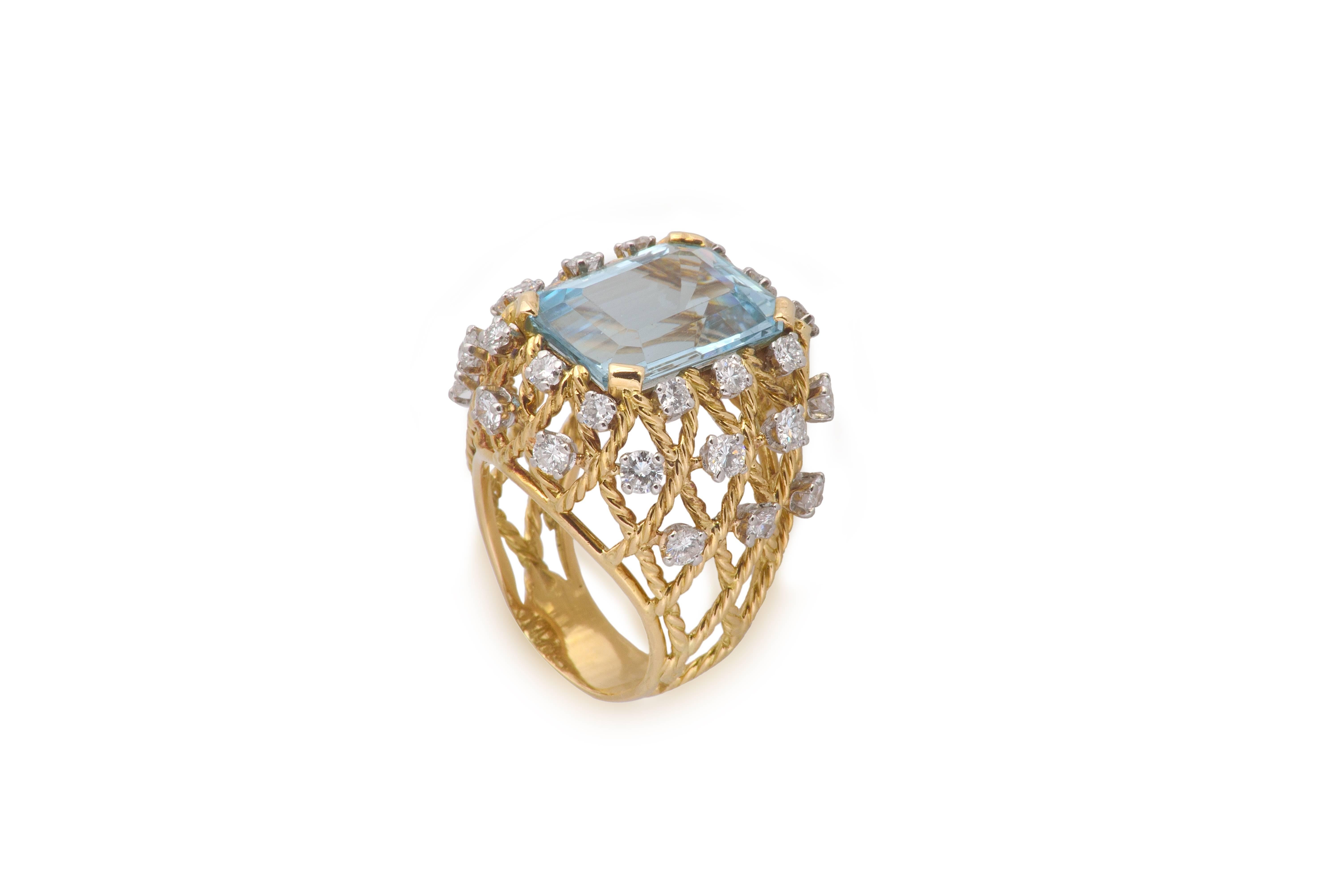 This cluster ring showcases a stunning 12 carats aprox. Aquamarine at its center. Displaying its stunning intense blue color and exceptional clarity, this elegant jewel is accentuated by brilliant cut-diamonds weighing 1’50 carats.
French assay