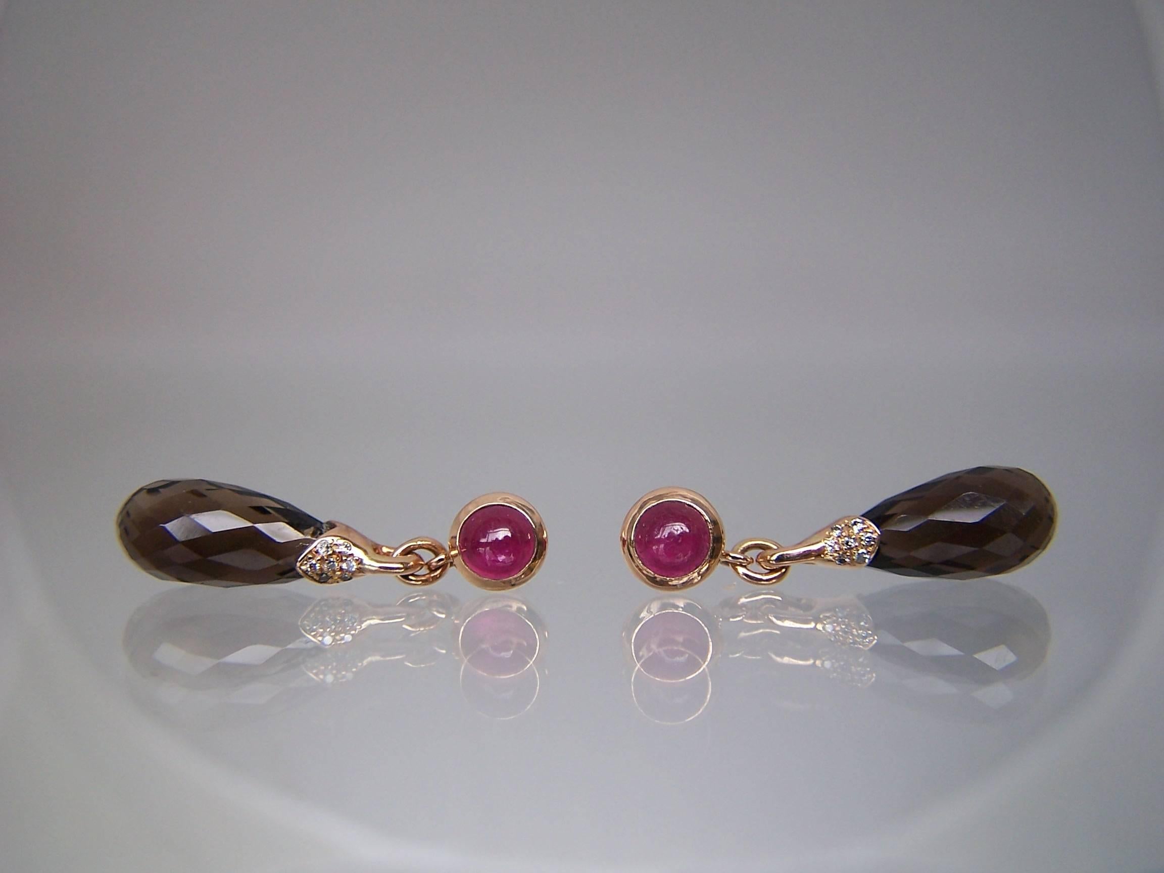 Very appealing colorful smokey quartz briolette dangle earrings, ruby set in 14K rose gold with 7 diamonds. Very feminine and suitable for every day wear.
Smokey Quartz 9 ct Quarts, 1.6 ct Ruby, 14K Rose Gold, 0.07 ct white diamonds
Length is 24