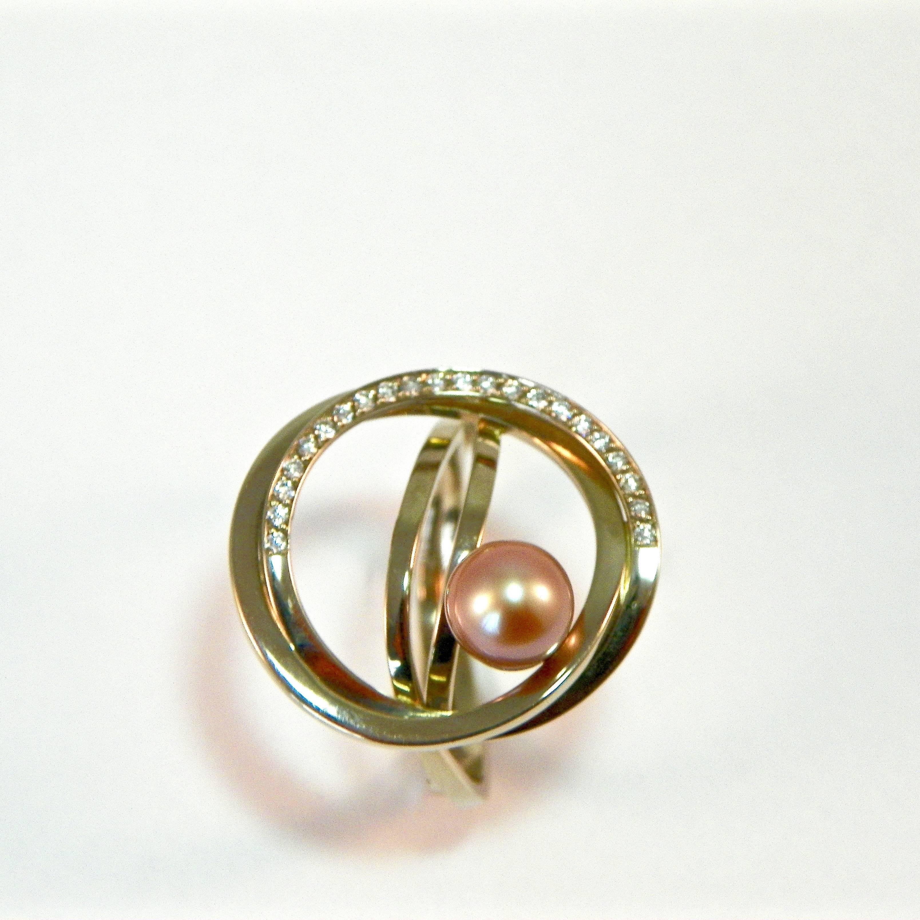 Charming Diamond Pink Pearl Gold Cocktail Ring In Excellent Condition For Sale In Emmen, NL