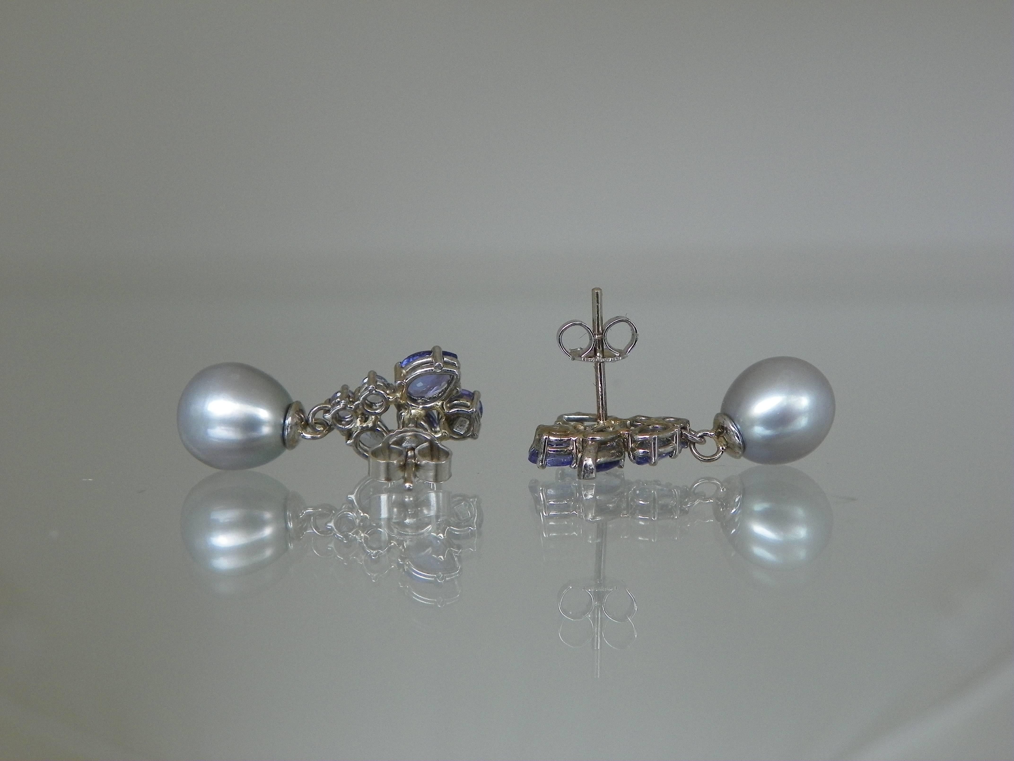 Gorgeous Classic Tanzanite Pearl White Gold Dangling Drop Earrings In Excellent Condition For Sale In Emmen, NL