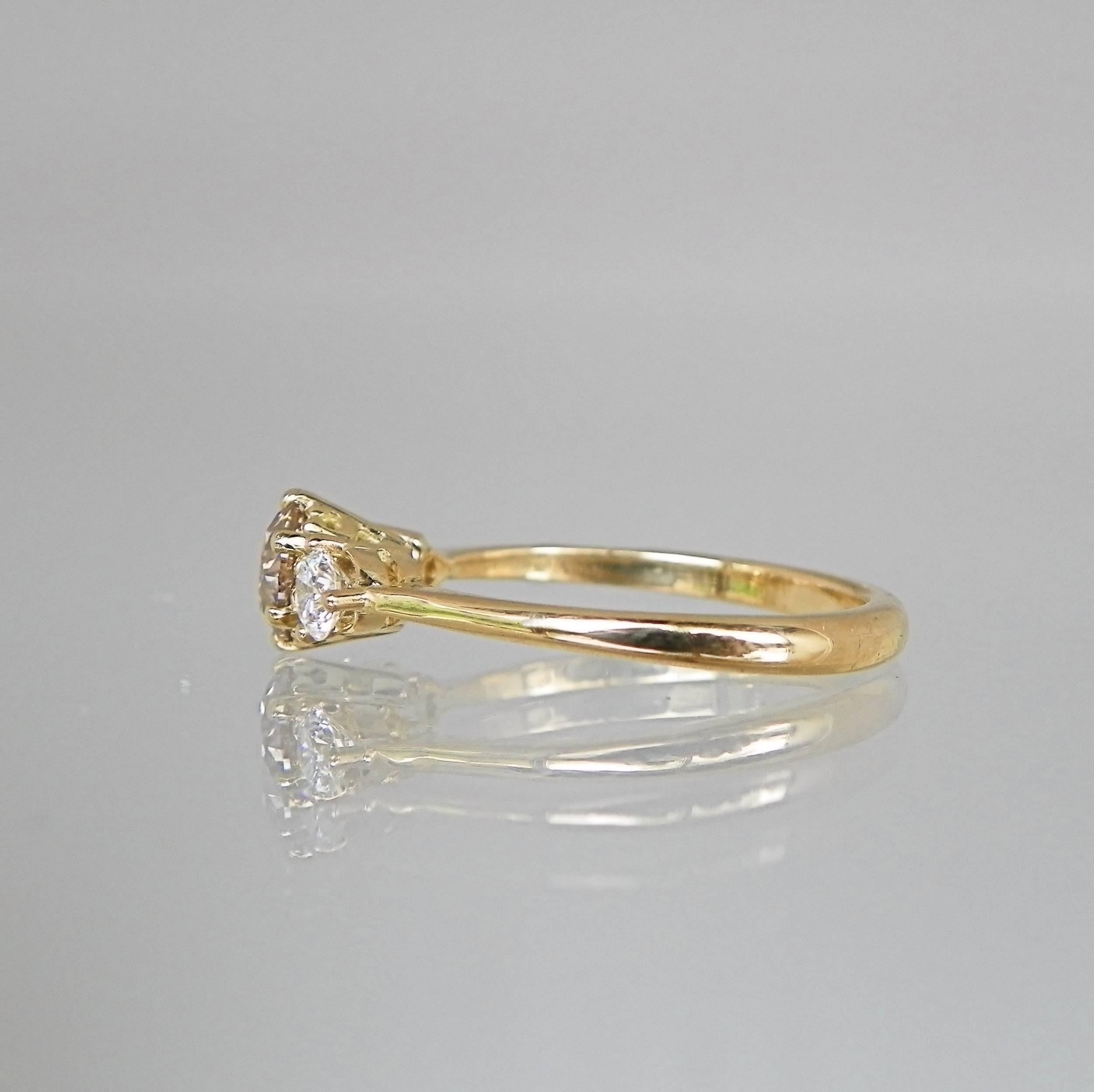 Exquisite Champagne and White Diamond Gold Three-Stone Engagement Ring In Excellent Condition For Sale In Emmen, NL