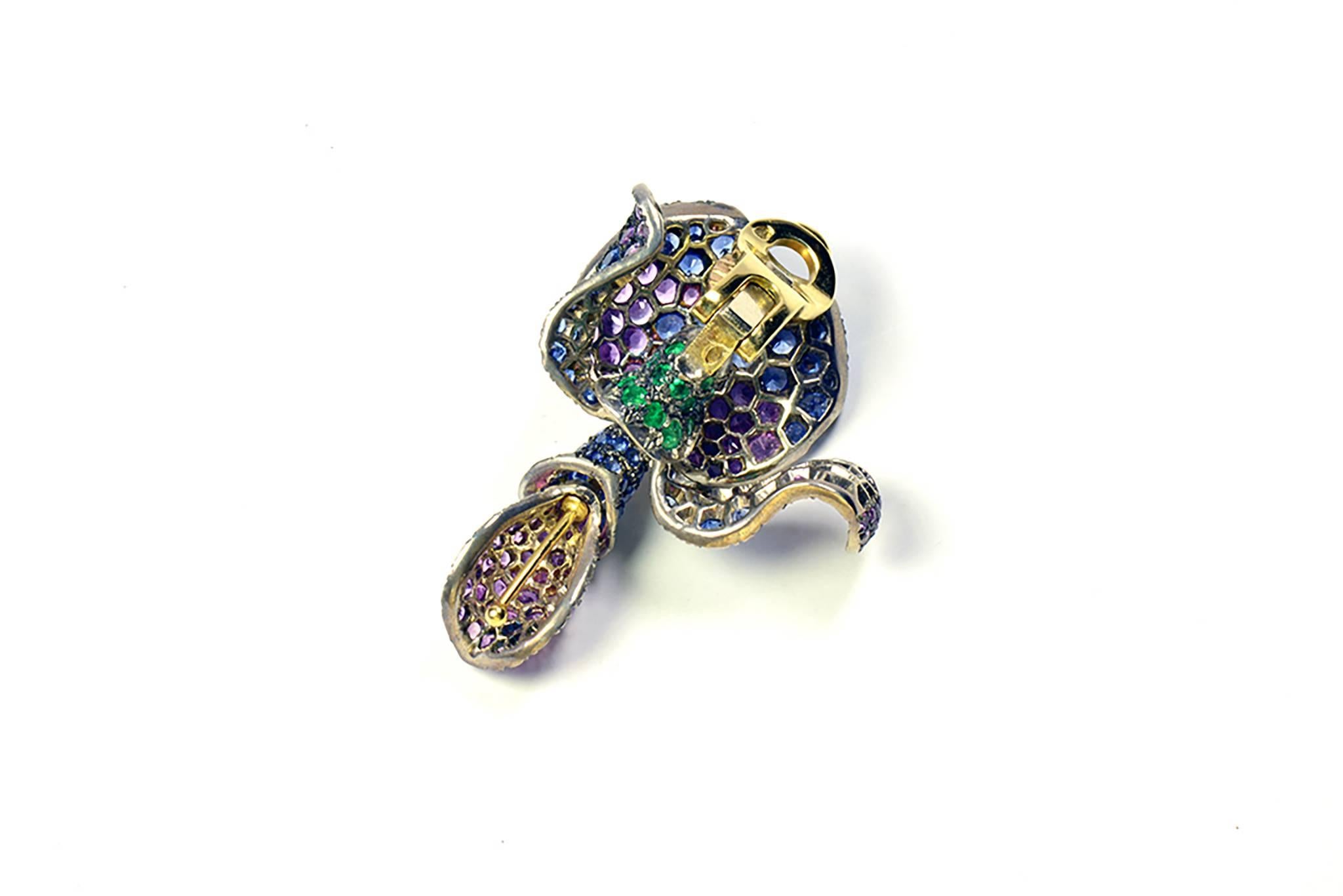 Unique Glycine's Flower Ear Clips 18K Gold, pave set Emeralds and Sapphires In New Condition For Sale In Paris, FR