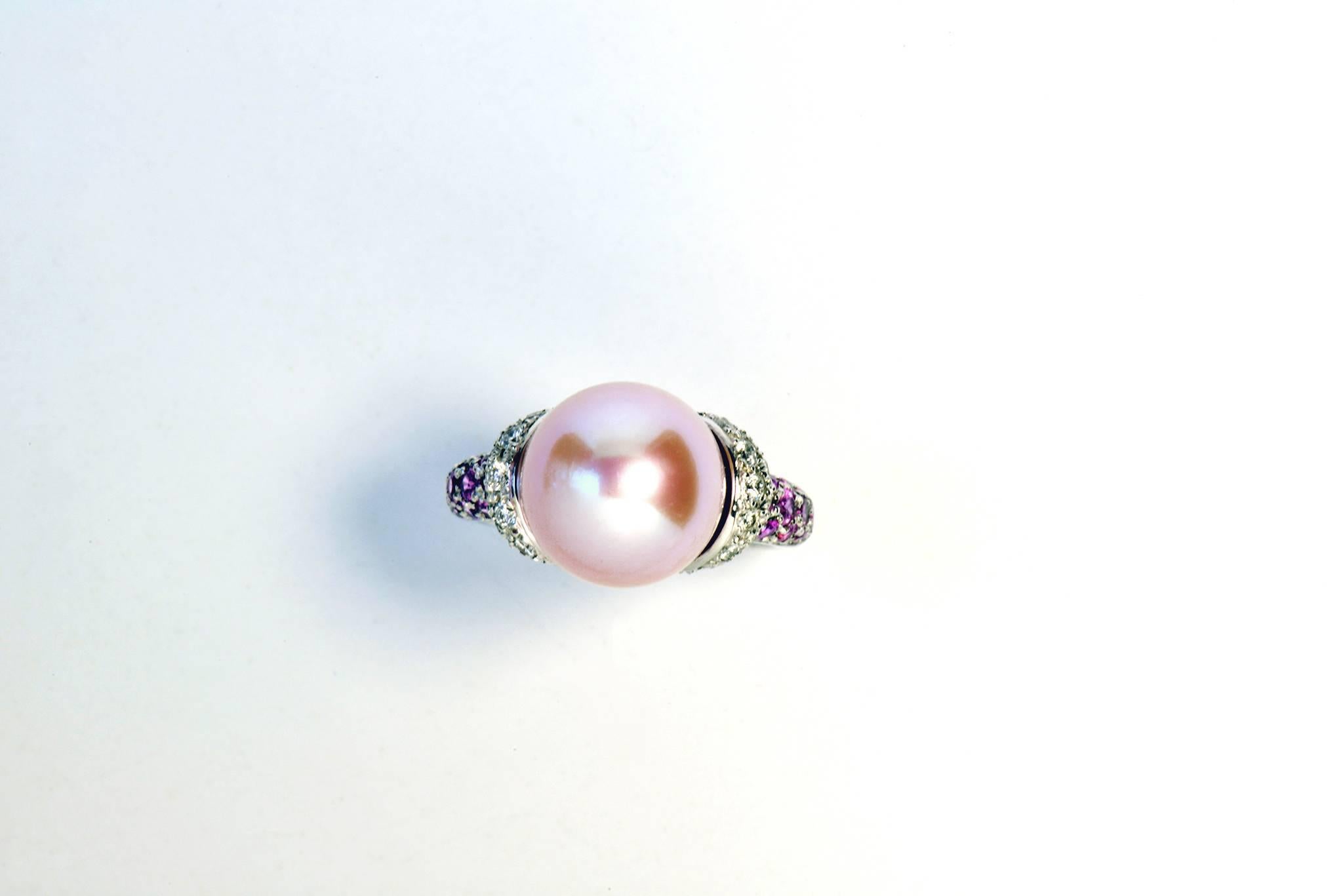 Pink Fresh Water Pearl, White Diamonds and Pink Sapphires 18K White Gold Ring  In New Condition In Paris, FR