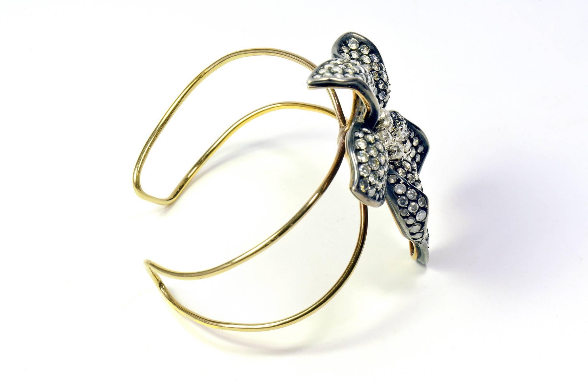 Contemporary Unique Flower 18k Gold Bangle Bracelet Set With White and Grey Diamonds For Sale
