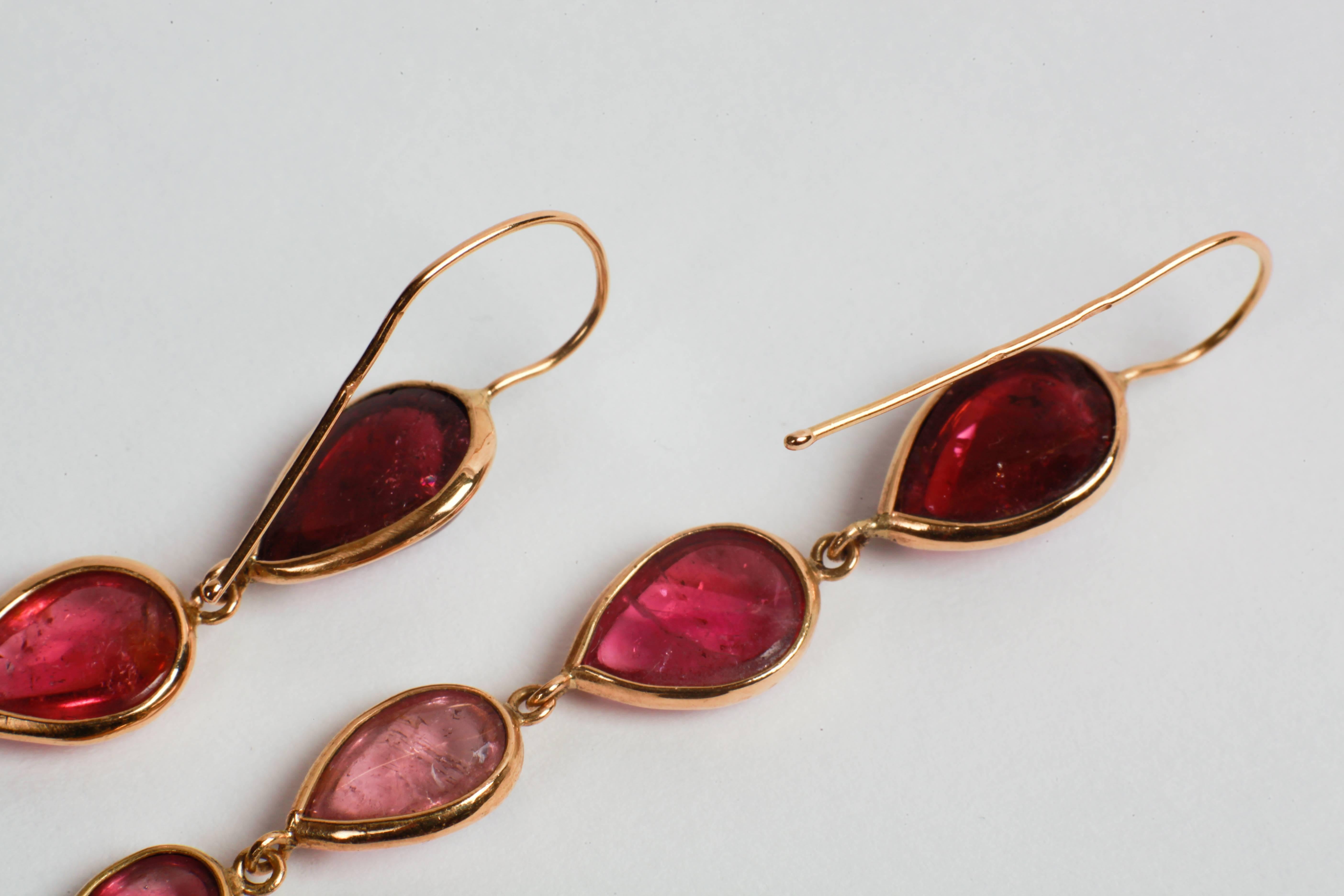 18k gold and tourmaline cabochons cascade earrings with different shades of pink.
French assay mark,
Pink tourmaline cabochons weight: 15.47carats 