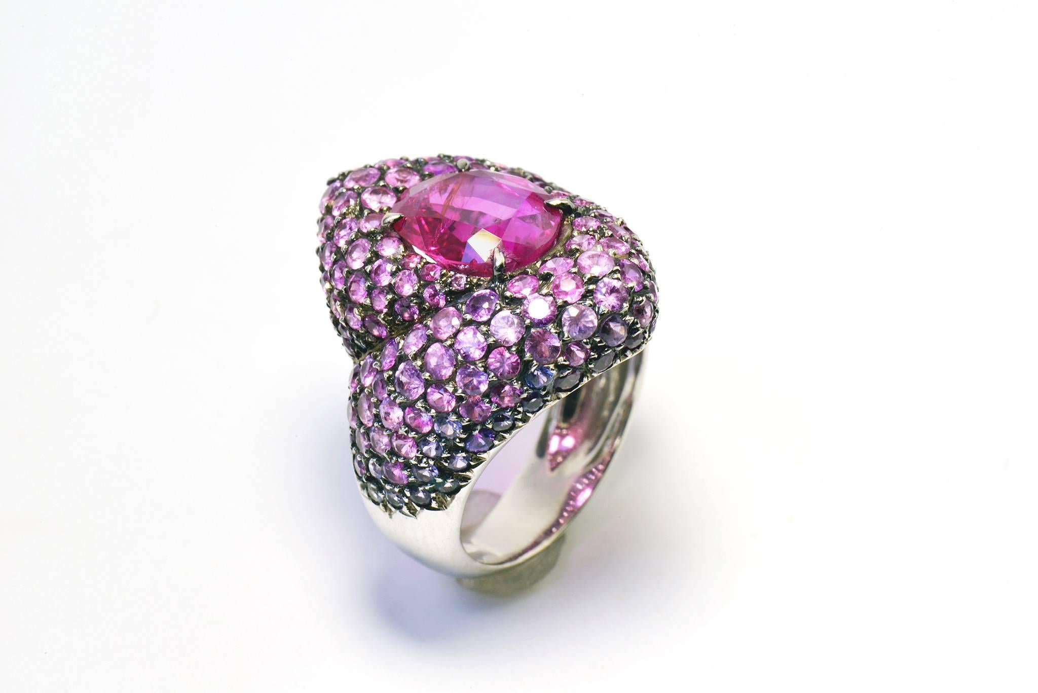 3, 58 Carats Pink Ruby Ring Set With 5, 94 carats Pink and Purple Sapphires Pavage In New Condition For Sale In Paris, FR