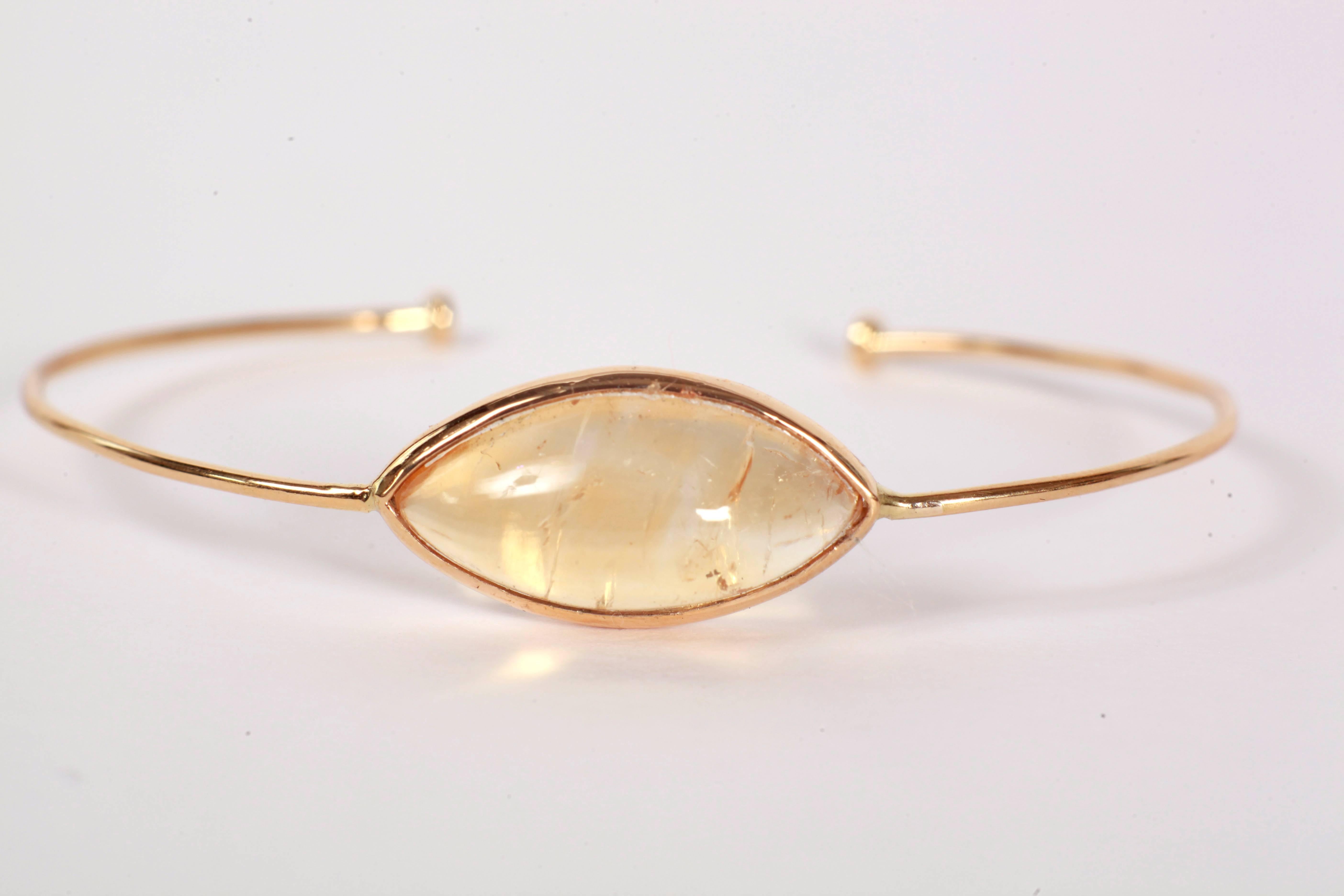 Two oval 18k gold rigid bracelets, one set with pink tourmaline pears cabochons and the other one set with a citrine marquise cabochon.
Can be sold separatly.
Weight: 20.66 carats, 11.89  grams.
French assay mark.
Price without local taxes.


