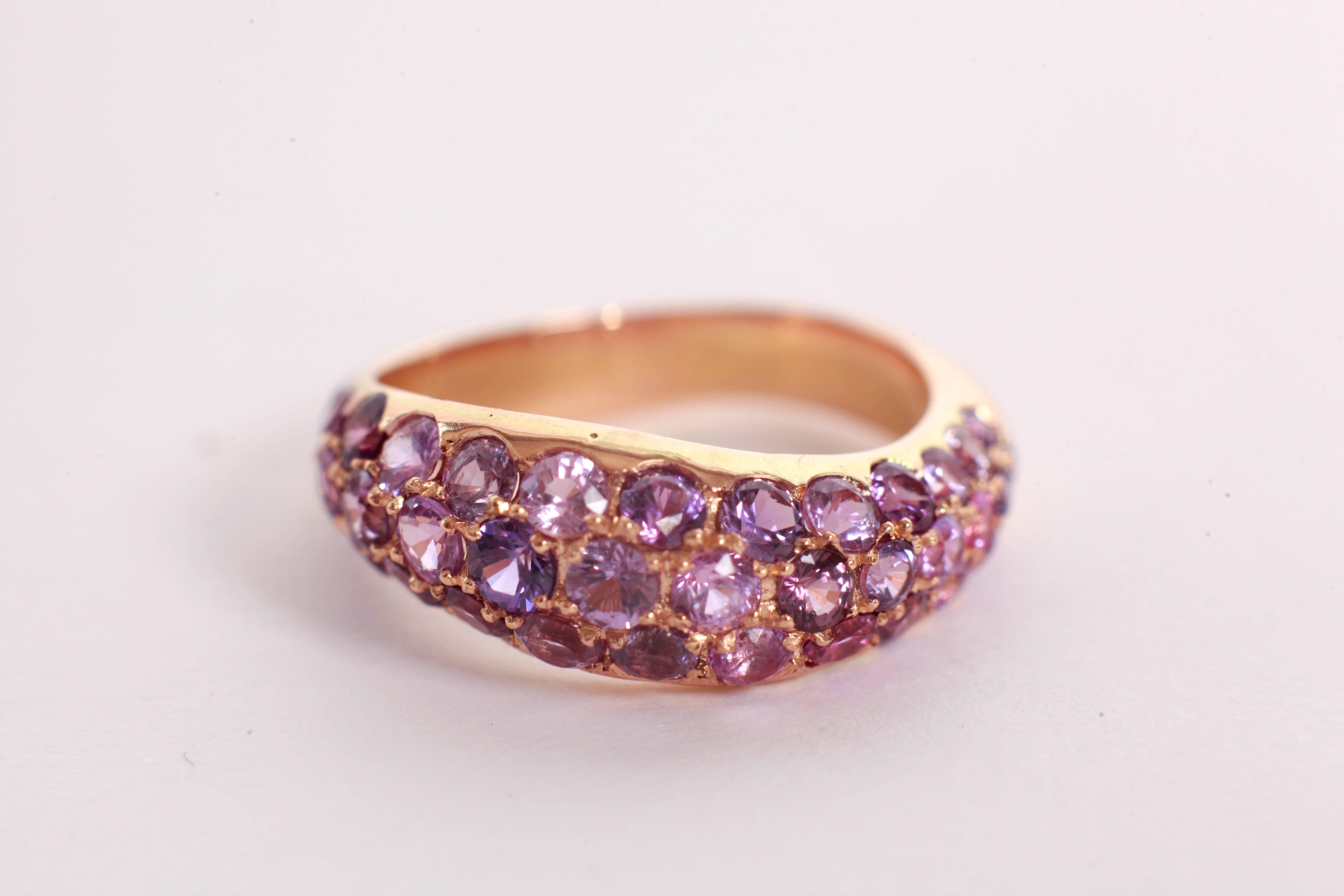 3, 15 Carats Wavy Pink Sapphire Pave-Set Band Ring in 18K Pink Gold In New Condition For Sale In Paris, FR