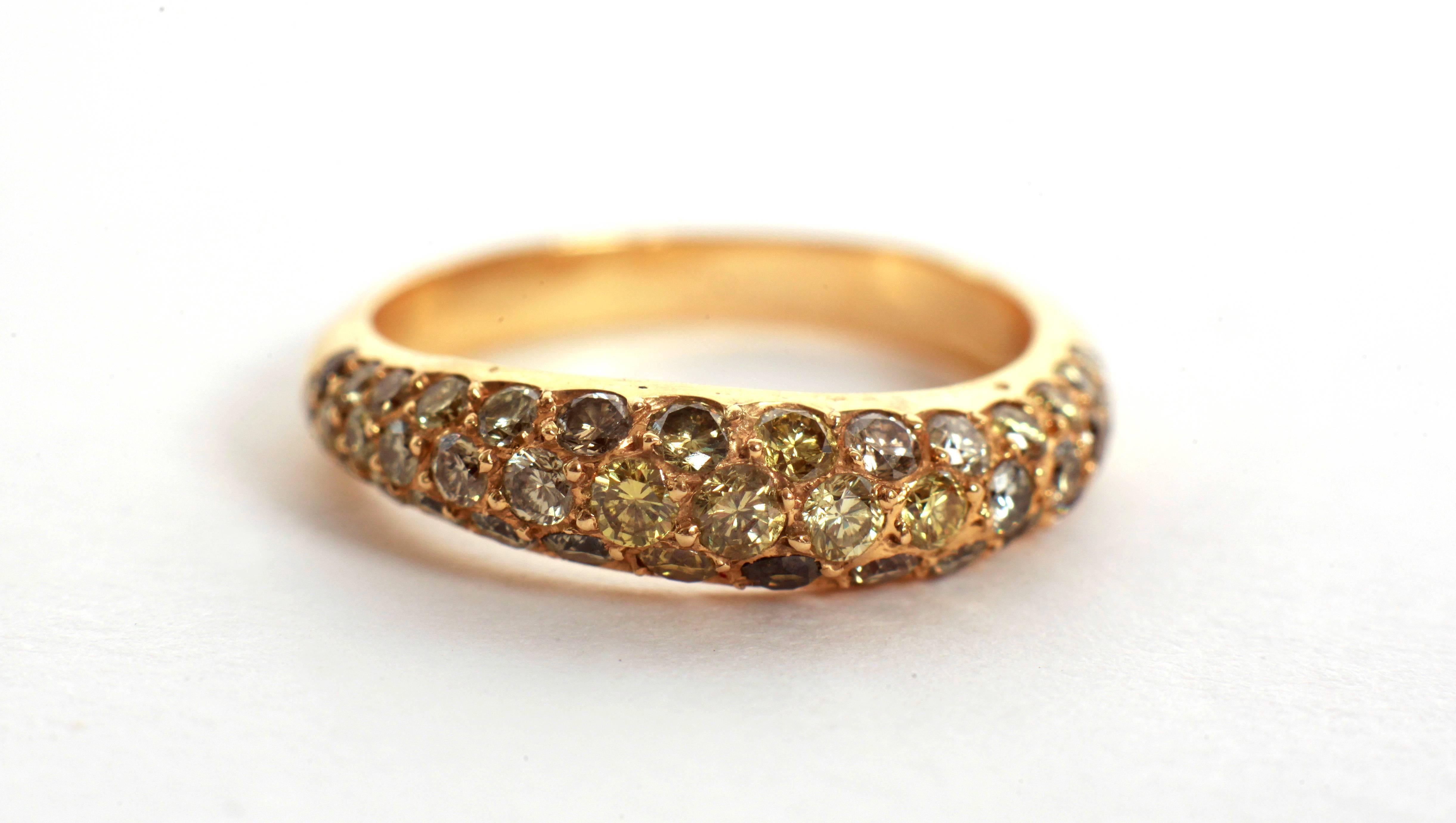This lightly wavy pave-set band ring is composed by:
- A yellow diamond pave-set with a subtil yellow graduation colour, 18K gold
With the same design we also have green and chocolate diamonds band rings.
Refinded rings, beautiful combination of