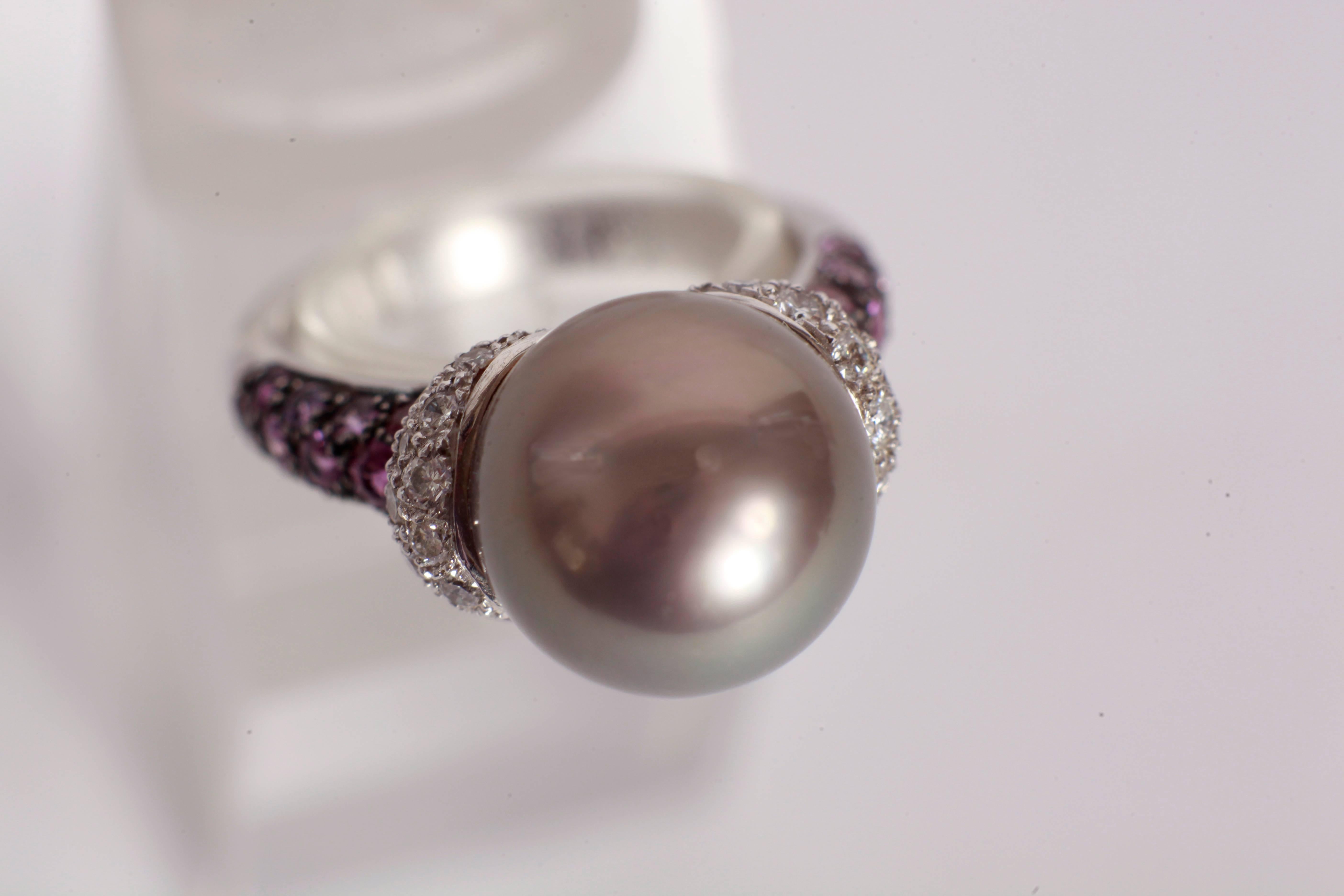 Unique Ring With a Tahitian Pearl and Purple Sapphires and Diamonds Pavage For Sale 1