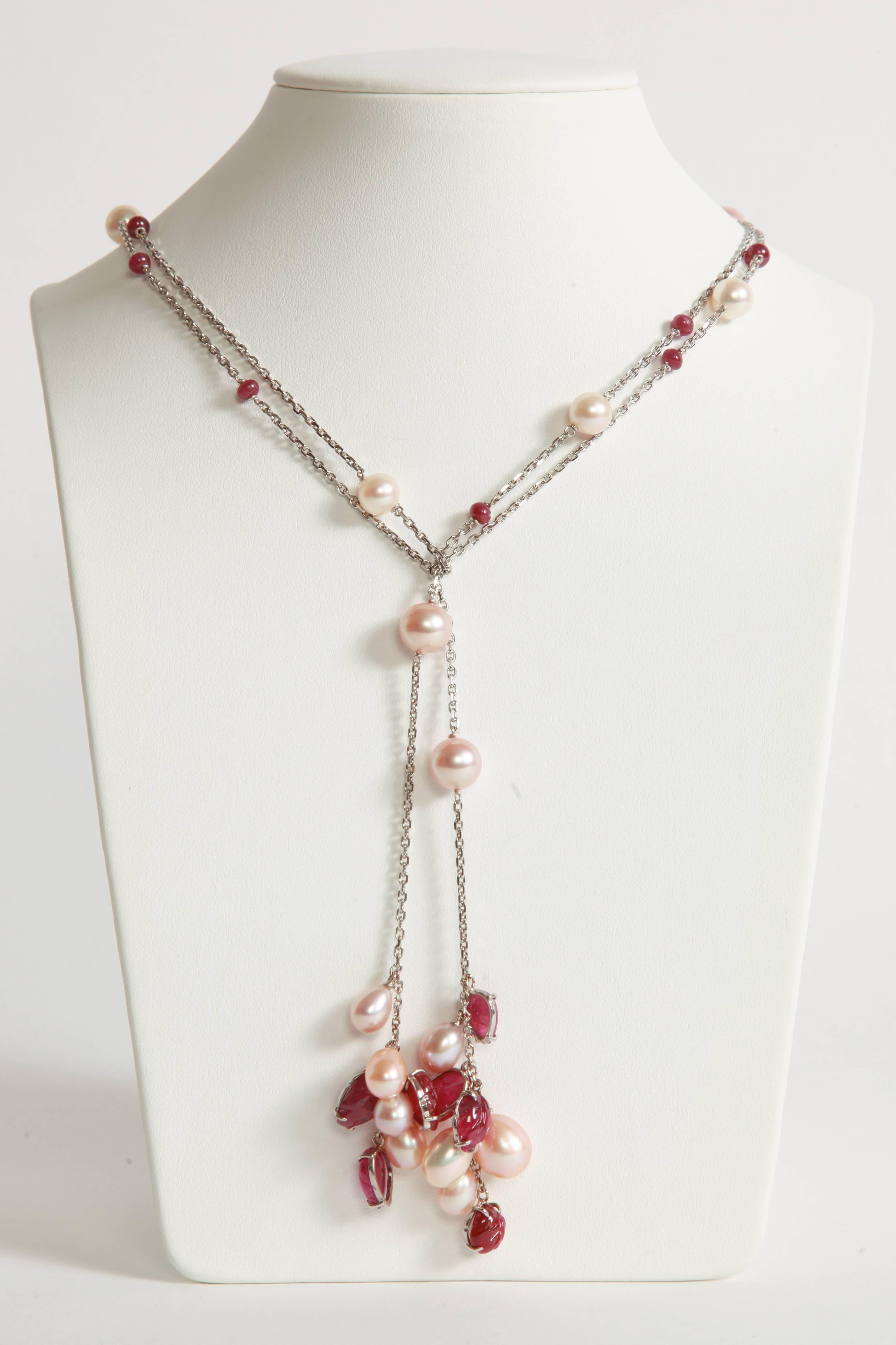 Engraved Rubies and Pearls on a Long White Gold Chain by Marion Jeantet In New Condition For Sale In Paris, FR
