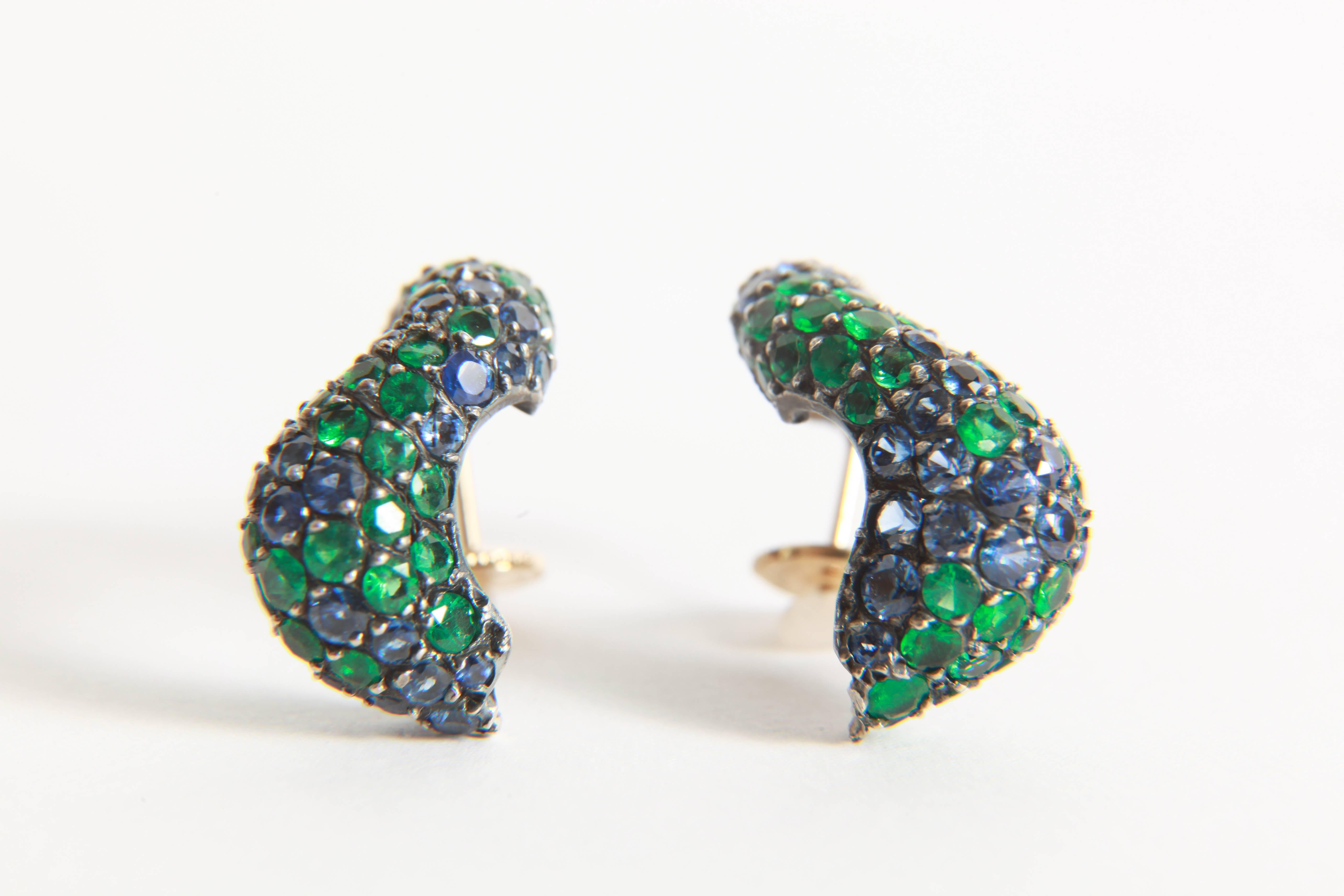 Sapphires and emerals pave-set on 18K yellow gold and blackened silver, security 18K yellow gold Alpas system. Created by Marion Jeantet.
This wavy movement is very elegant on lady's ears.

Sapphires: 3.20 carats
Emeralds: 2.60 carats
weight: 7.02