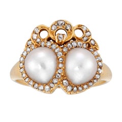Anello tardo vittoriano con perle e diamanti in oro con due cuori gemelli