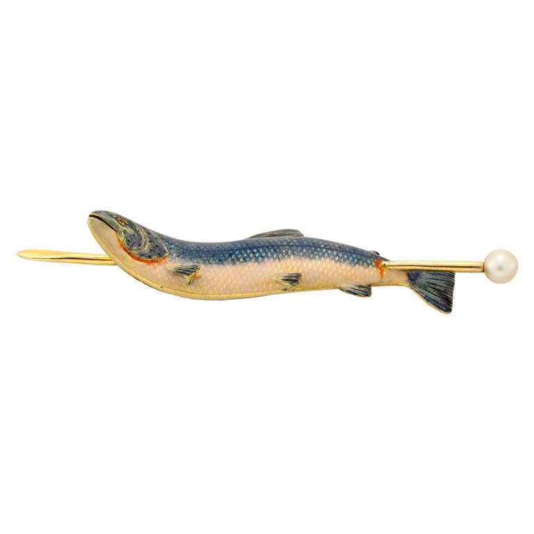 Eine spätviktorianische emaillierte Fischbrosche, der Fisch ist fein von Hand in Blau und Rosa emailliert, aufgespießt von einem Gelbgoldstab mit natürlicher Perle, alles an einem Gelbgold-Broschenbeschlag, um 1890, Maße ca. 5,1 x 1,2 cm,