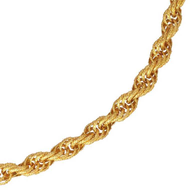 A Georgian Prince of Wales chain on barrel snap with later links by clasp, measuring approximately 40 cm, circa 1800.
Gross weight 40.2 grams