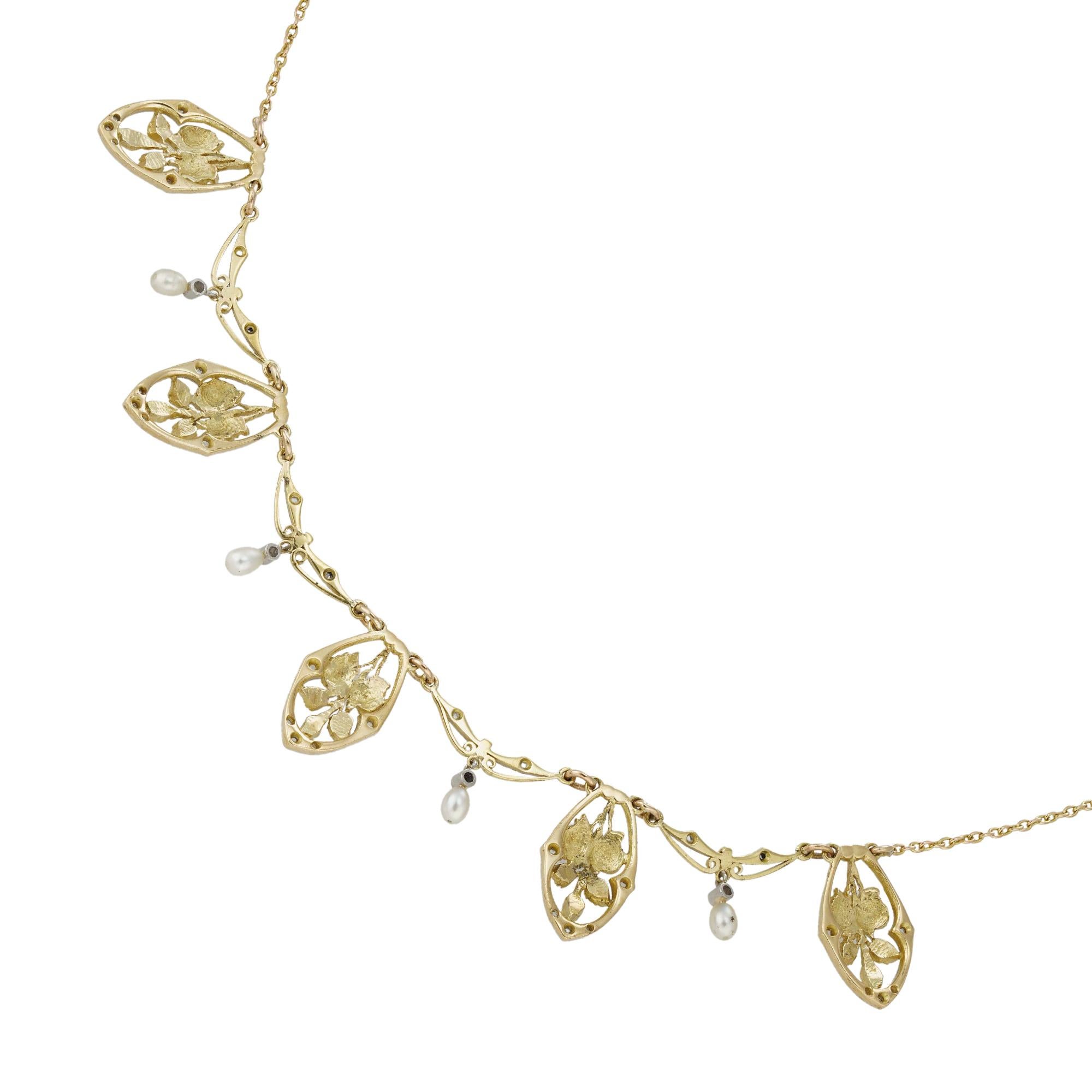 Collana di diamanti e perle della Belle Epoque, con sei maglie traforate a forma di navette con decorazioni a motivo fogliare e impreziosite da piccoli diamanti taglio a rosa, collegate da volute incastonate di diamanti con gocce di perle seminali,