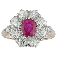 Un anillo con un racimo de rubíes y diamantes de Birmania de principios del siglo XX
